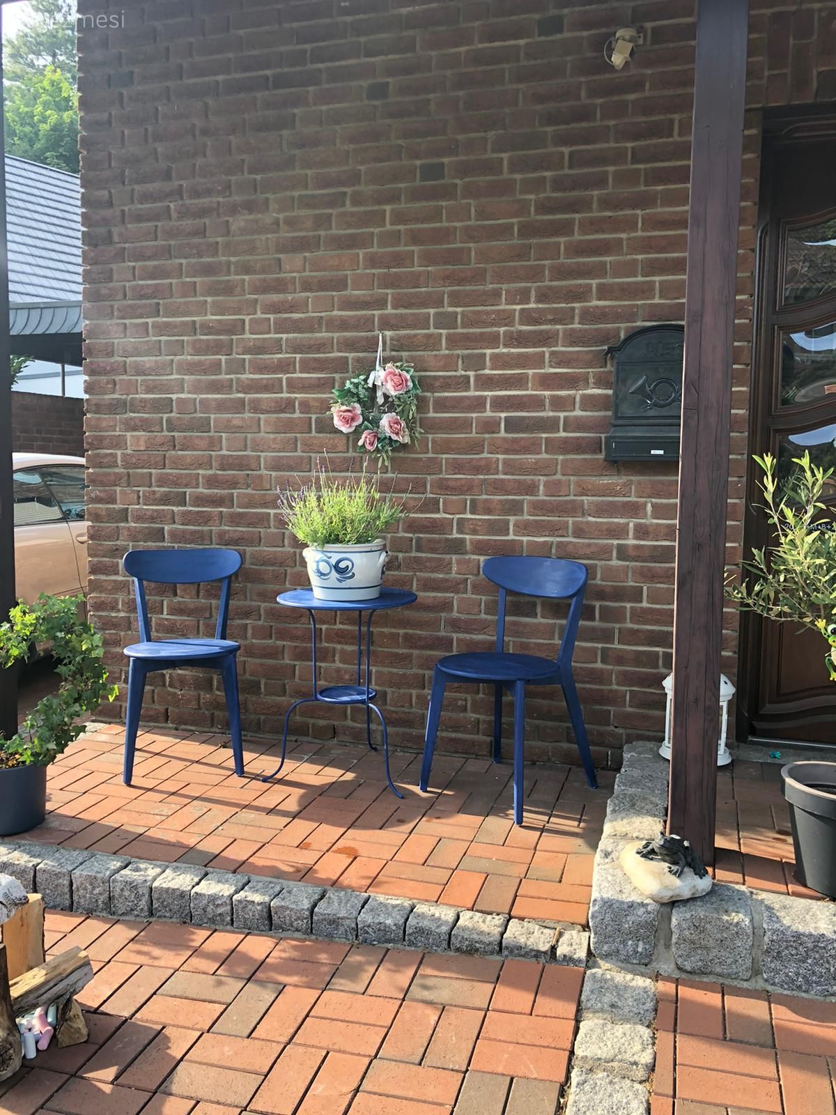 Bahçe, Taş duvar, Duvar dekorasyonu, Mavi, Sandalye, Sehpa, Çiçekler