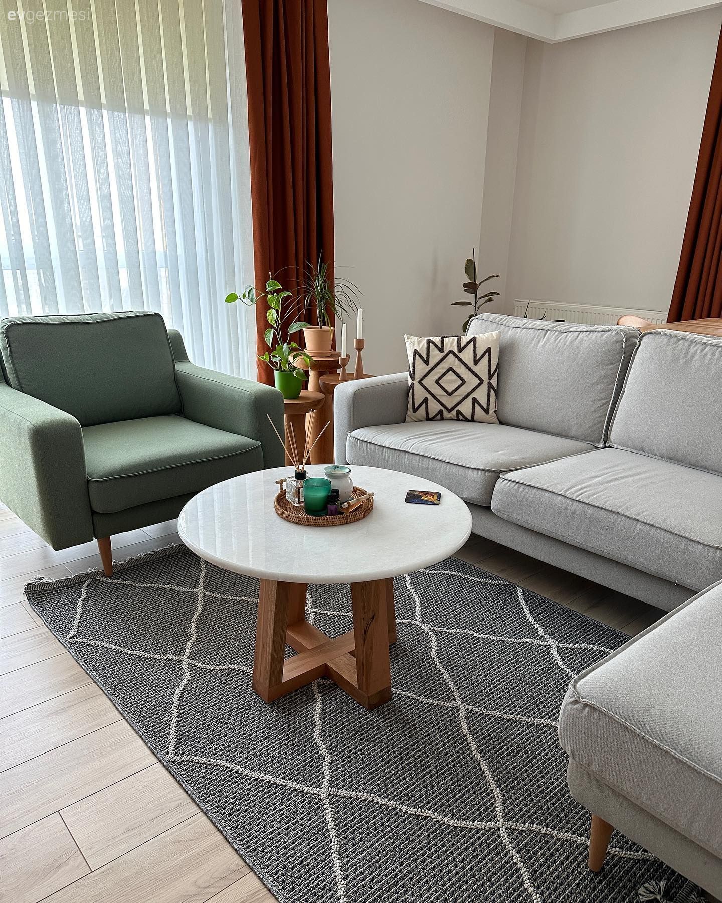 Soft Yeşil Berjer, Kiremit Perde: Renklerin Dozunu İyi Ayarlamış Bir Dekor!