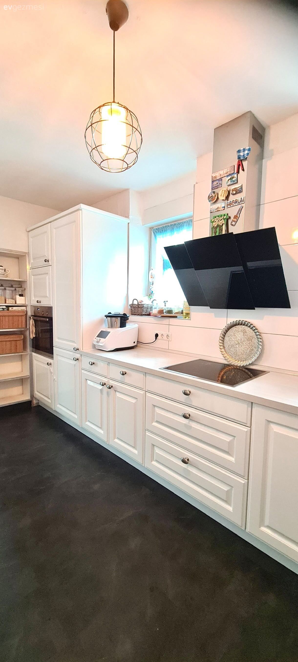 Mutfak, Beyaz, Country, Shaker kapaklı dolaplar, Siyah, Mutfak zemin seramikleri, Sandalye, Mutfak masası, Davlumbaz, Mutfak tezgahı, Mutfak tezgah arası, Tezgah arası seramik, Avize, Aydınlatma, Ankastre