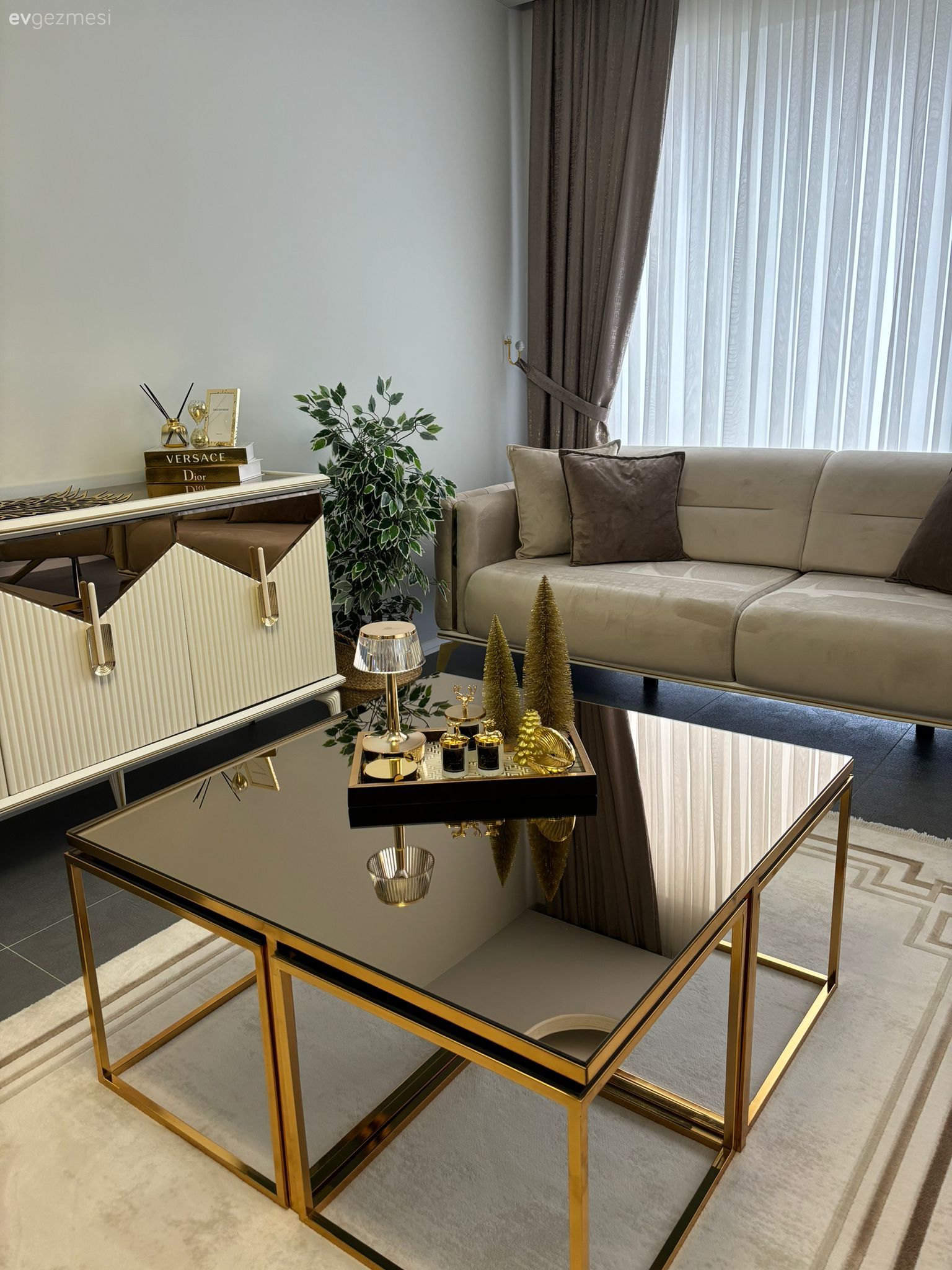 Salon, Krem, Vizon, Altın, Fon perde, Perde, Tül perde, Koltuk takımı, Konsol, Konsol üzeri dekoratif objeleri, Orta sehpa, Sehpa, Ev bitkisi, Halı, Salon halısı, Kırlent, Ev tekstili