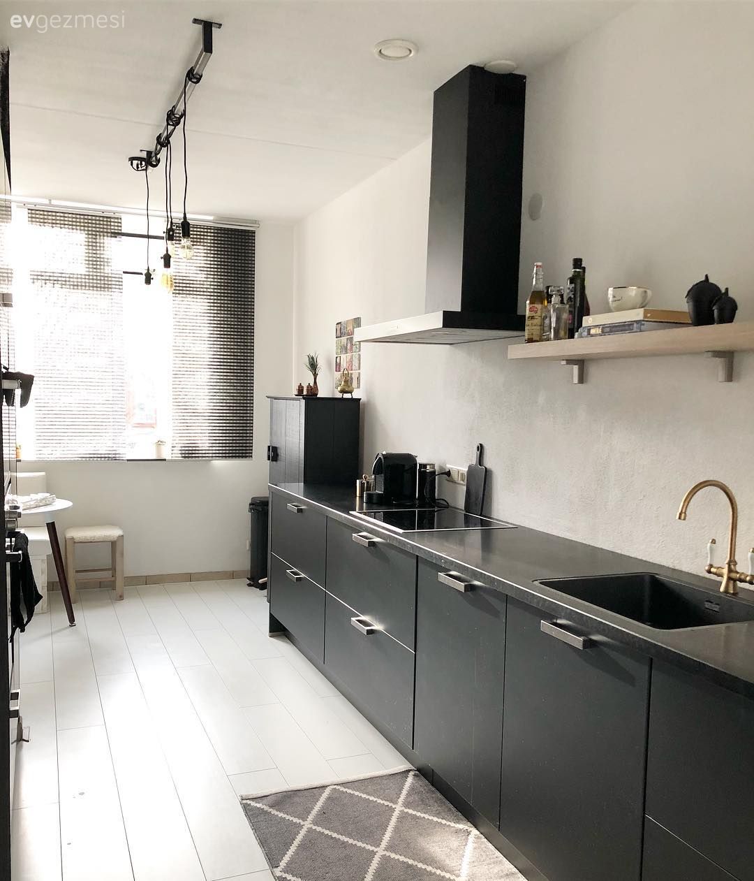 Mutfak, Siyah, Beyaz, Amerikan Mutfak, Duvar rafı, Duvar dekorasyonu, Mutfak köşesi, Mutfak halısı, Mutfak tezgahı, Mutfak tezgah arası, Mutfak Avize Modelleri, Sarkıt, Aydınlatma, Mutfak perdesi, Davlumbaz