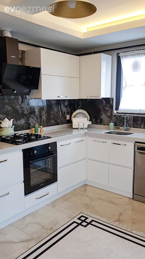 Mutfak, Beyaz, Siyah, Modern mutfak, Mutfak tezgahı, Mutfak tezgah arası, Mutfak perdesi, Mutfak halısı, Geometrik desen, Desenler