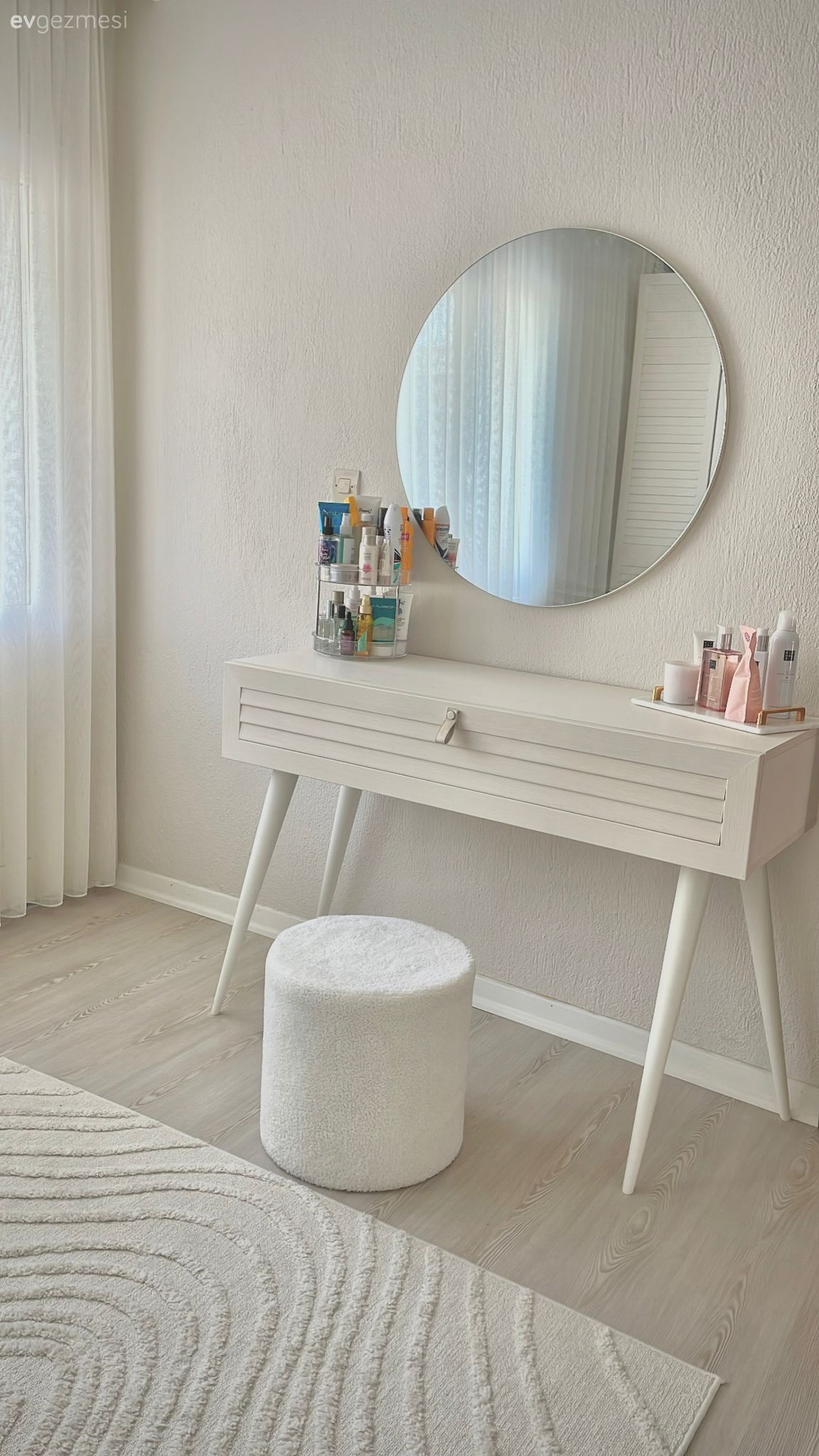 Bu İzmir Evinde Sade Parçalar Küçük Vurgularla Hareket Kazanmış!