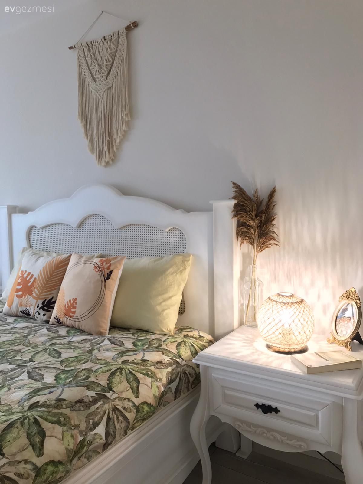 Yatak Odası, Beyaz, Yeşil, Çiçekli desen, Desenler, Komodin, Country yatak odası, Makrome, Kırlent, Ev tekstili, Pampas otu