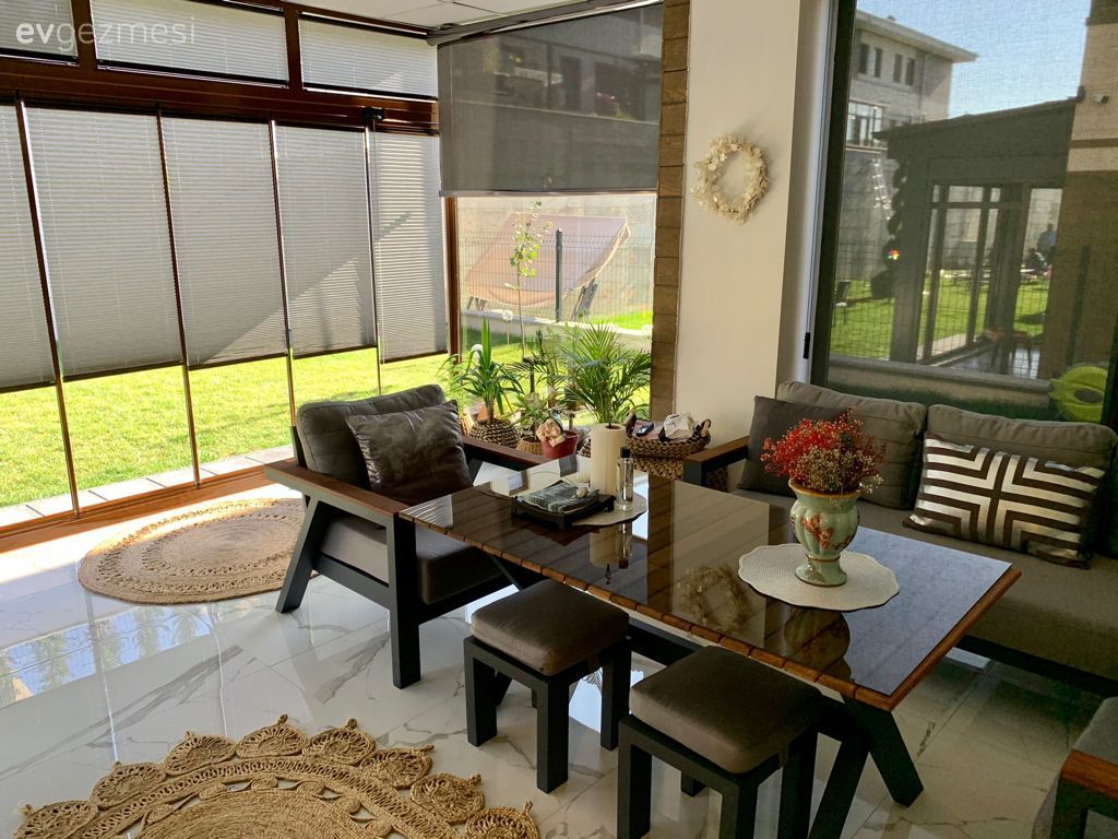 Kış bahçesi, Bohem Dekorasyon, İskandinav, Gri, Ahşap Mobilya, Jüt halı, Halı, Bahçe masası, Bahçe oturma grubu, Bahçe, Balkon perdesi