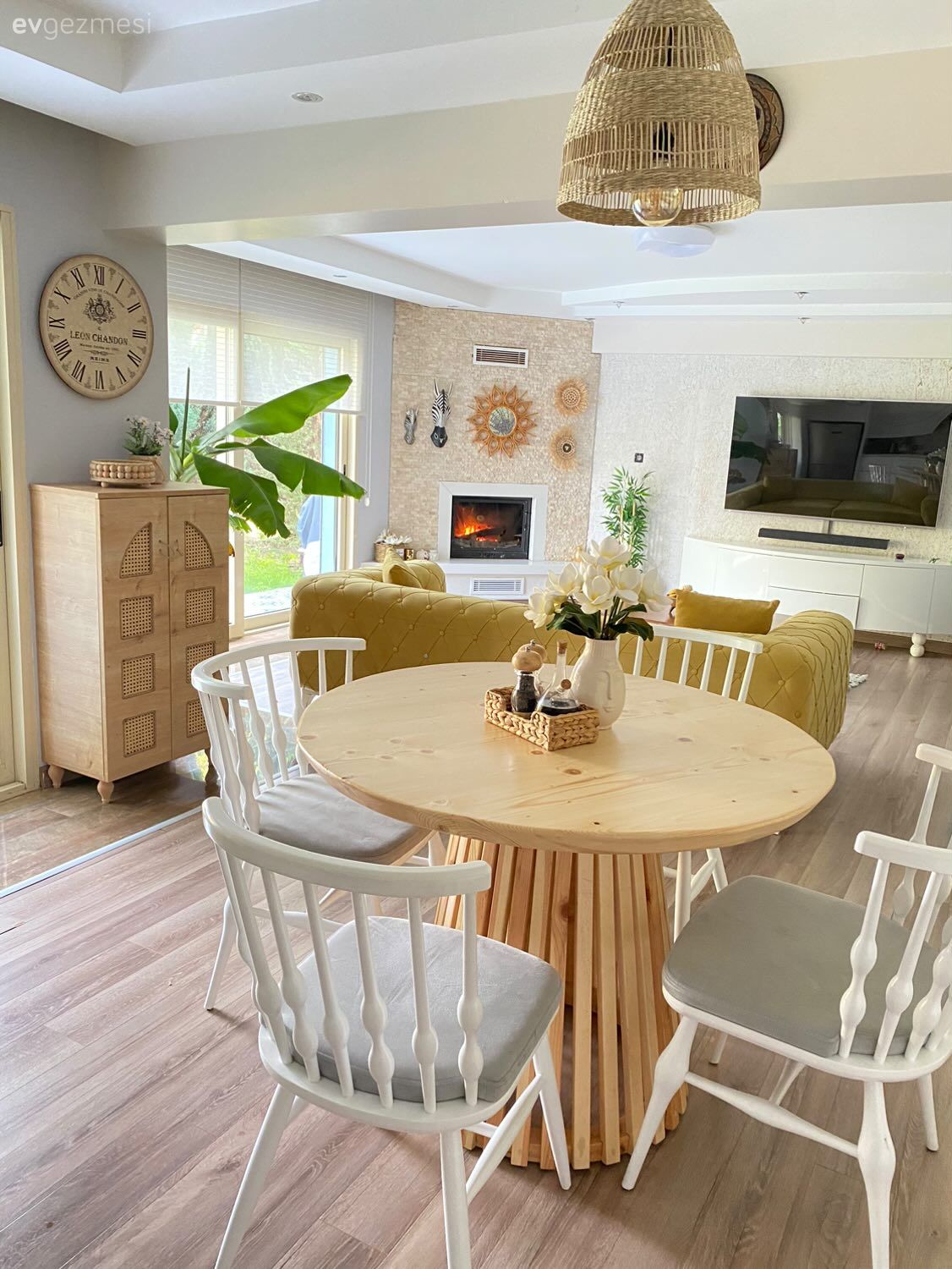 Salon, Country, Beyaz, Yeşil, Koltuk takımı, Açık konsept yaşam alanı, Tv ünitesi, Tv ünitesi aksesuarları, Ev Aksesuar, Duvar saati, Duvar dekorasyonu, Ev bitkisi, Ahşap Mobilya, Sandalye, Hasır avize