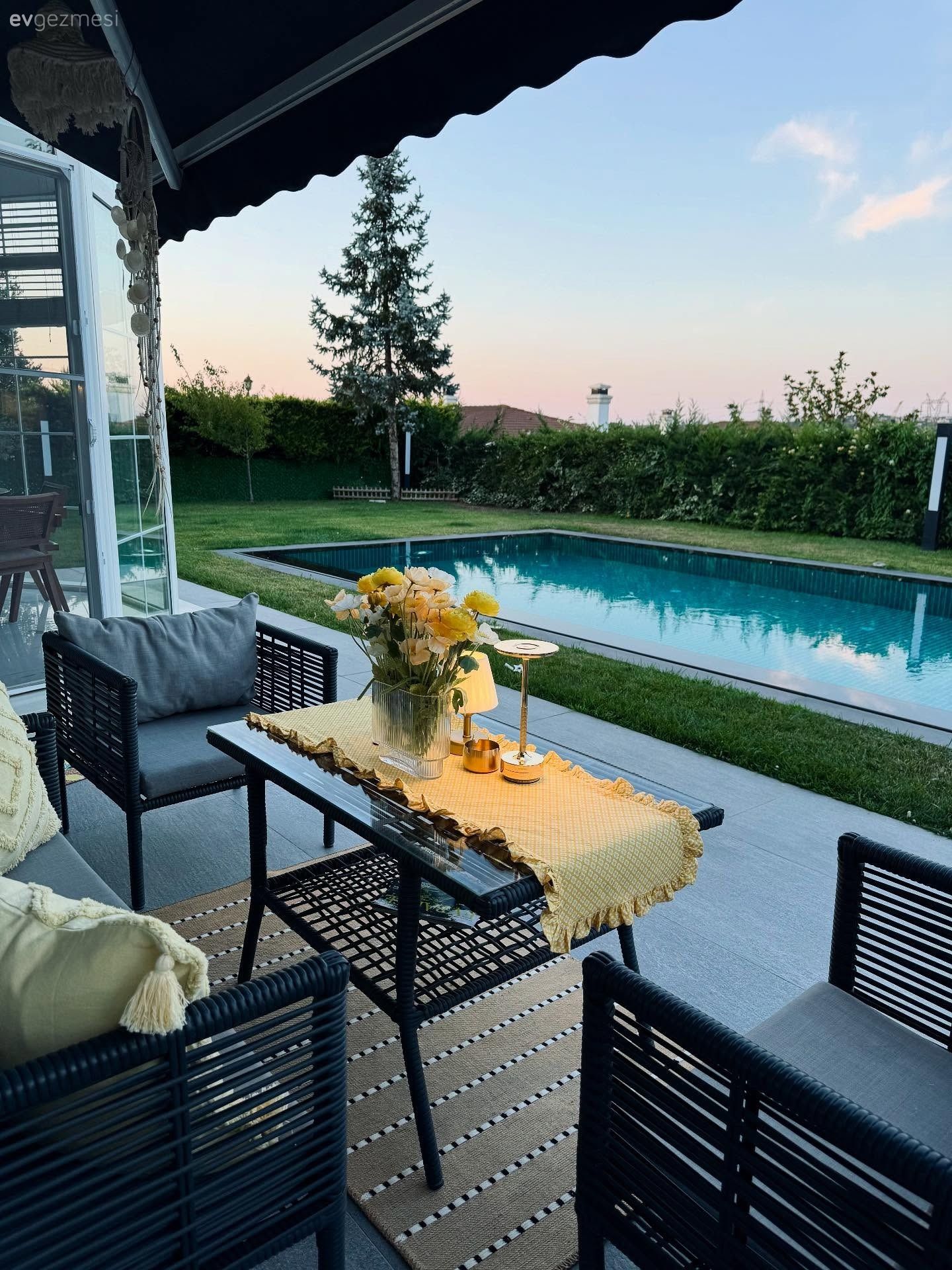 Tente Altı Eğlence: Kafe Hissi Veren Bir Ev Bahçesi