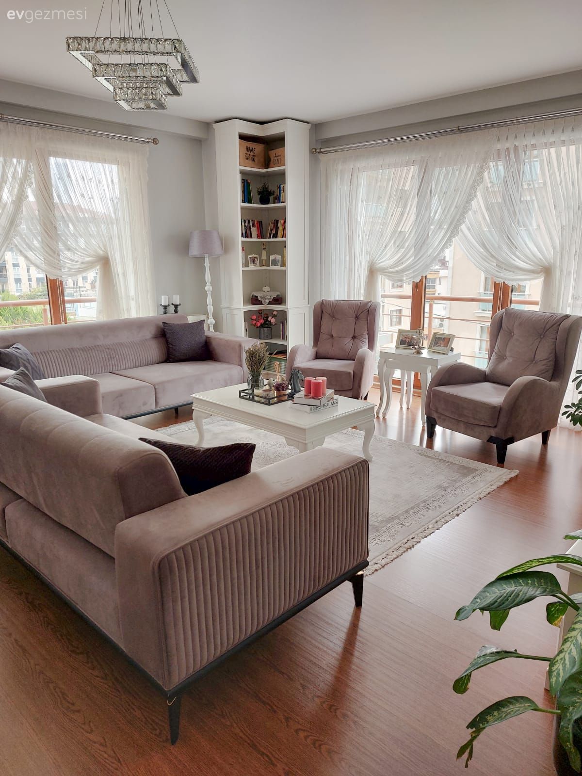 Salon, Modern, Country, Krem, Bej, Beyaz, Vizon, Koltuk takımı, Berjer, Halı, Orta sehpa, Sehpa, Kitaplık, Tül perde, Perde, Avize, Aydınlatma, Dekoratif Objeler, Parke, Ev bitkisi