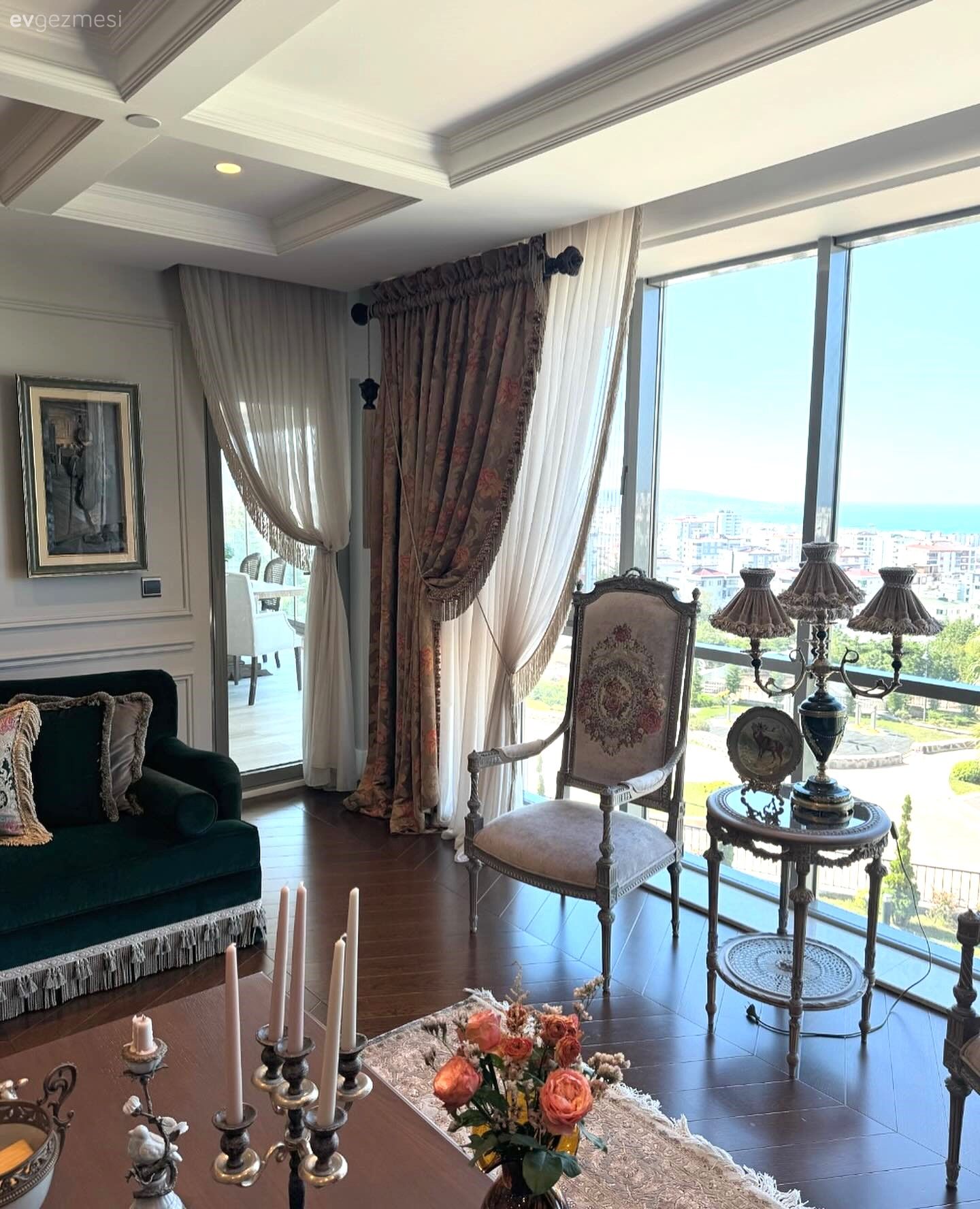 Bu Açık Konsept Ev Modern ve Geleneksel Uyumunun Zevkli Bir Örneği