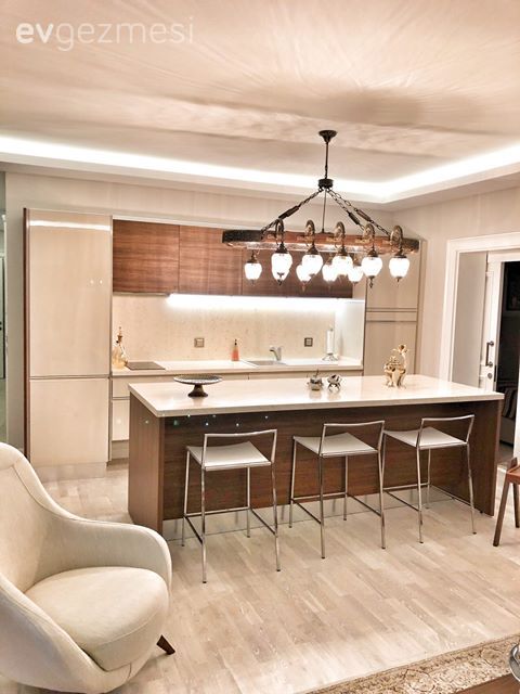 Amerikan Mutfak, Mutfak, Beyaz ve ahşap mutfak, Mutfak tezgahı, Mutfak tezgah arası, Ada mutfak, Avize, Aydınlatma, Mutfak Avize Modelleri, Sandalye, Tavan dekorasyon, Kahverengi, Dekoratif Objeler, Öncesi / Sonrası