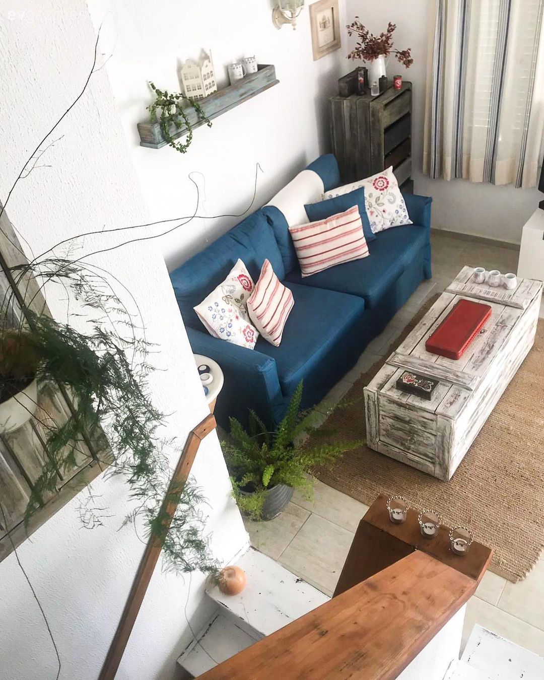 Dubleks evler, Deniz temalı dekorasyon(coastal), Country, Mavi, Beyaz, Orta sehpa, Sehpa, Kırlent, Ev tekstili, Koltuk takımı, Jüt halı, Halı, Ev bitkisi