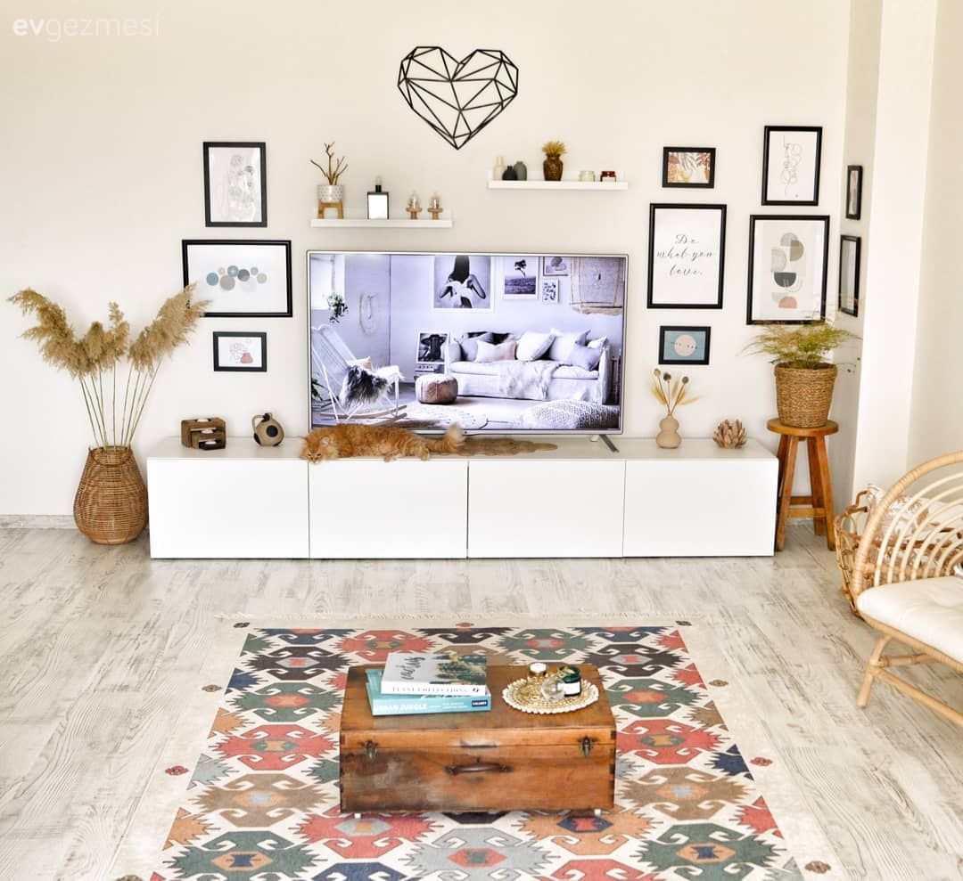 Salon, Bohem Dekorasyon, Beyaz, Krem, Kahverengi, Kırmızı, Sehpa, Vazo, Ev Aksesuar, Pampas otu, Çerçeve, Duvar rafı, Duvar dekorasyonu, Kilim, Halı