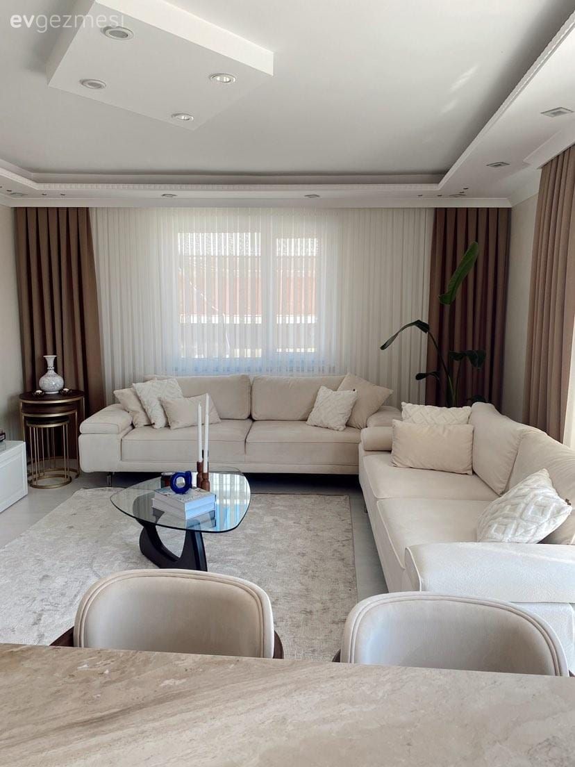 Salon, Modern, Beyaz, Kahverengi, Koltuk takımı, Fon perde, Perde, Tül perde, Kırlent, Ev tekstili, Yan sehpa, Sehpa, Ev bitkisi, Orta sehpa, Halı, Salon halısı, Dekoratif Objeler, Cam orta sehpa