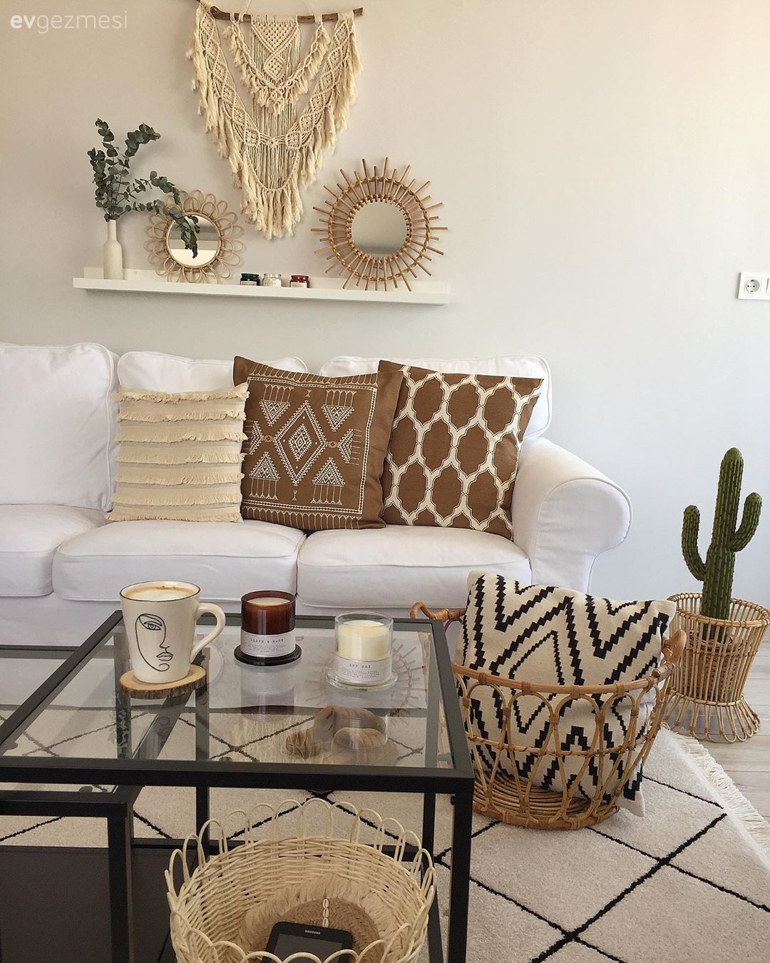 Salon, Beyaz, Bohem Dekorasyon, İskandinav, Kahverengi, Siyah, Koltuk takımı, Kırlent, Ev tekstili, Duvar rafı, Duvar dekorasyonu, Ayna, Hasır, Orta sehpa, Sehpa, Halı, Geometrik desen, Desenler, Kaktüs, Ev bitkisi, Hasır sepet