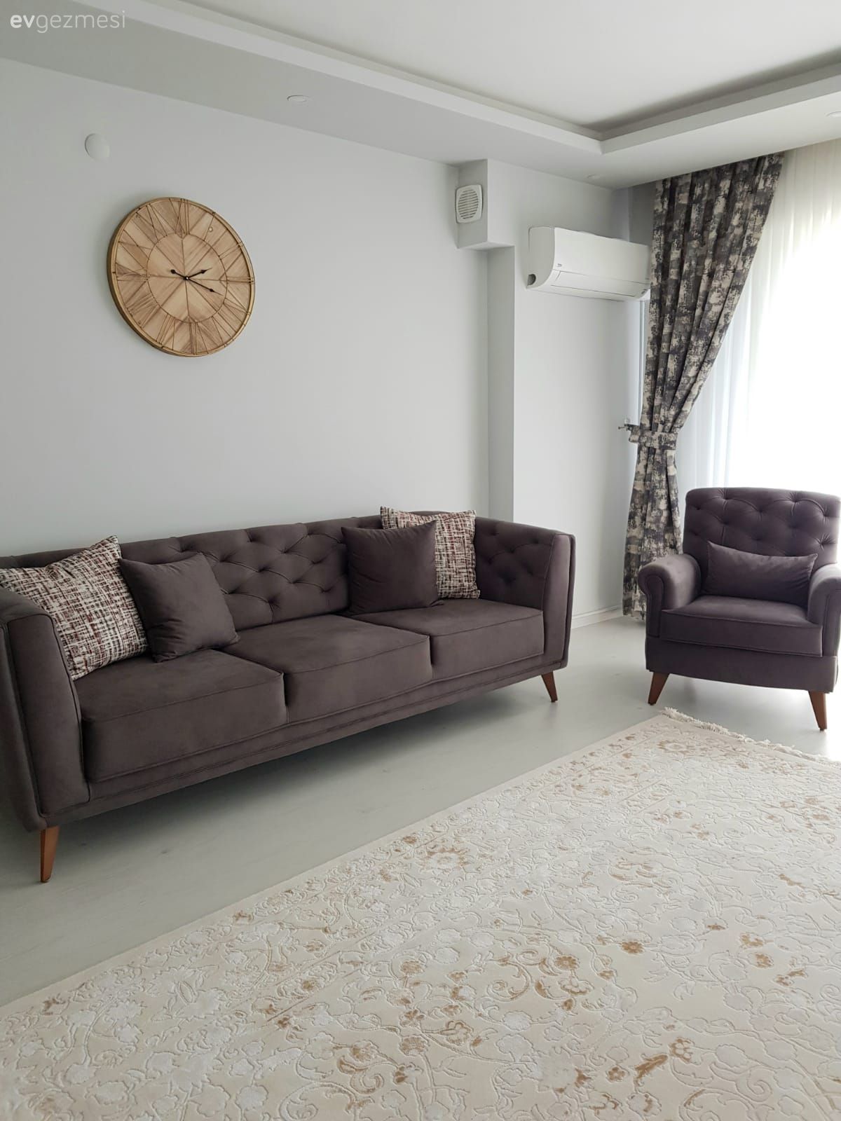 Salon, Modern, Antrasit  , Krem, Koltuk takımı, Berjer, Fon perde, Perde, Tül perde, Spot aydınlatma, Aydınlatma, Halı, Salon halısı, Duvar saati, Duvar dekorasyonu