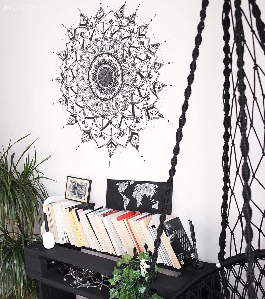 Bohem Dekorasyon, Tavana monte salıncak, Salıncak, Siyah, Beyaz, Duvar dekorasyonu, Kitaplık, Ev bitkisi