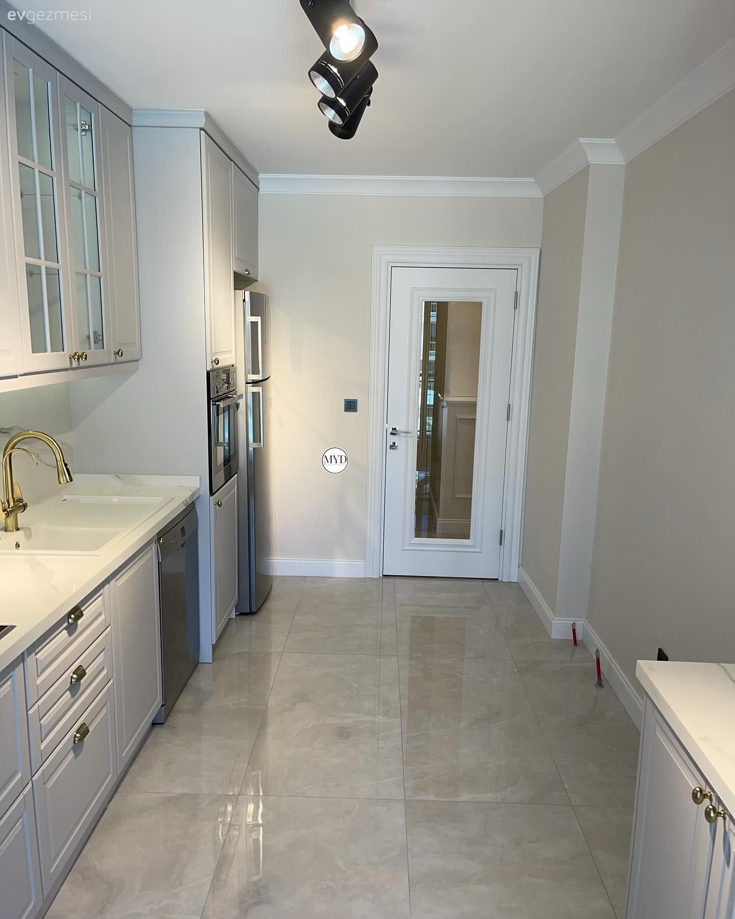 Mutfak, Beyaz, Bej, Krem, Siyah, Shaker kapaklı dolaplar, Mutfak tezgahı, Mutfak tezgah arası, Ankastre, Mutfak aksesuarları, Spot aydınlatma, Aydınlatma, Mutfak zemin seramikleri, Ekstra mutfak dolabı