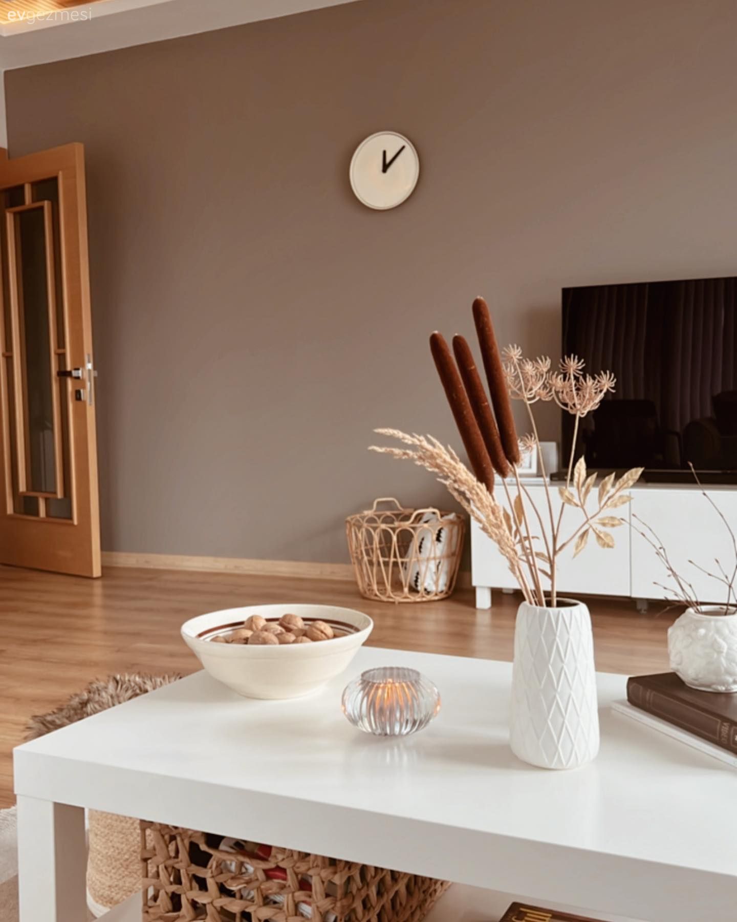 Gri duvar, Beyaz, Tv ünitesi, Tv ünitesi aksesuarları, Ev Aksesuar, Orta sehpa, Sehpa, Dekoratif Objeler