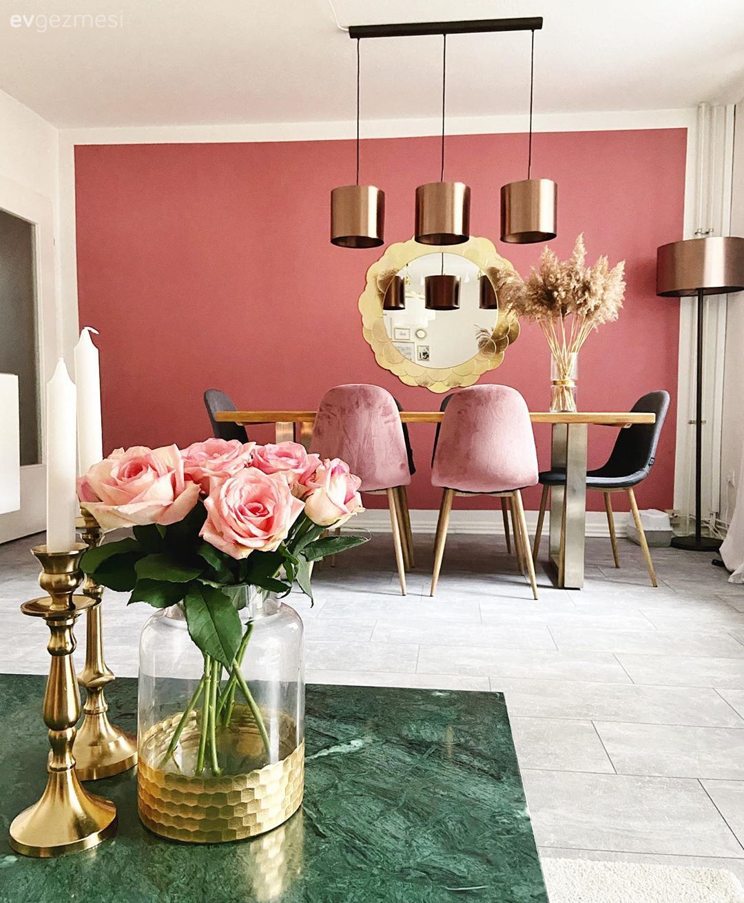 Yemek Odası, Pembe duvar, Modern, Altın, Beyaz, Yemek masası, Sandalye, Sarkıt, Aydınlatma, Bakır, Ayna, Tablo, Duvar dekorasyonu, Vazo, Ev Aksesuar, Lambader