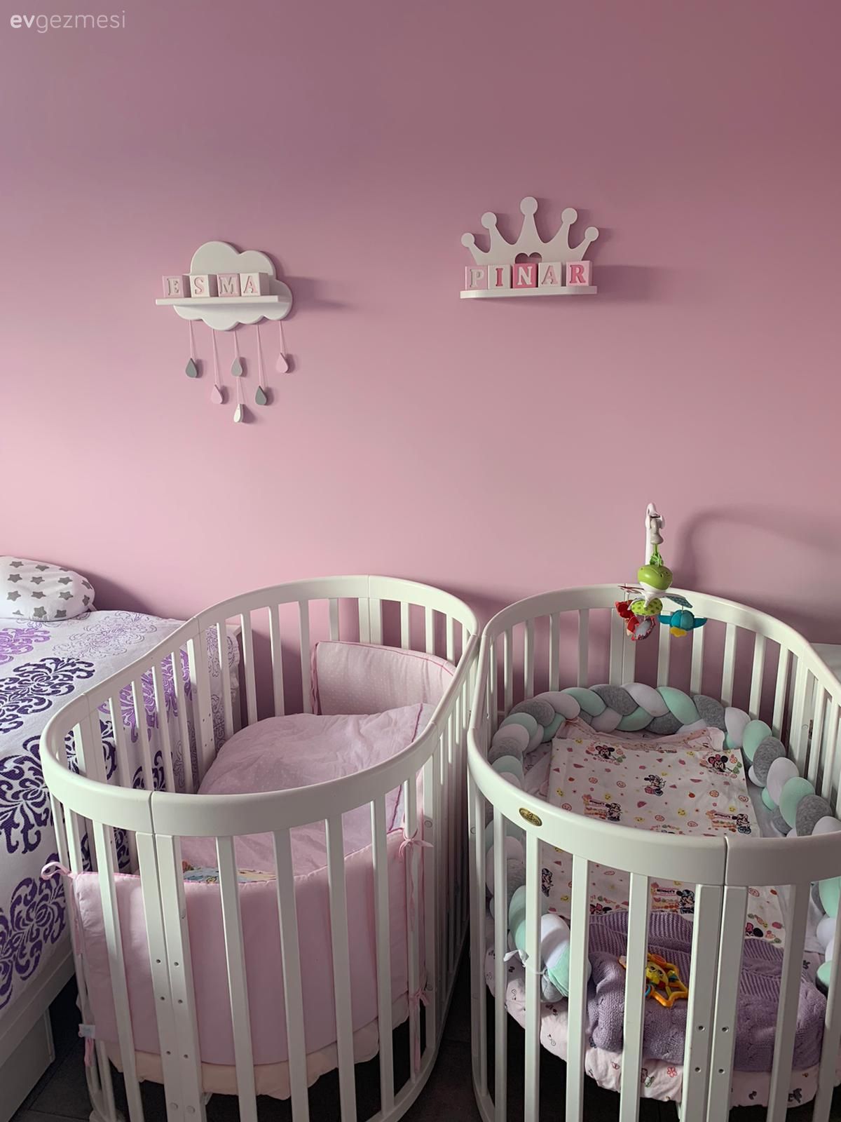 Bu Modern Evde Açık Renklerin Tamamlayanı Parlament Mavisi