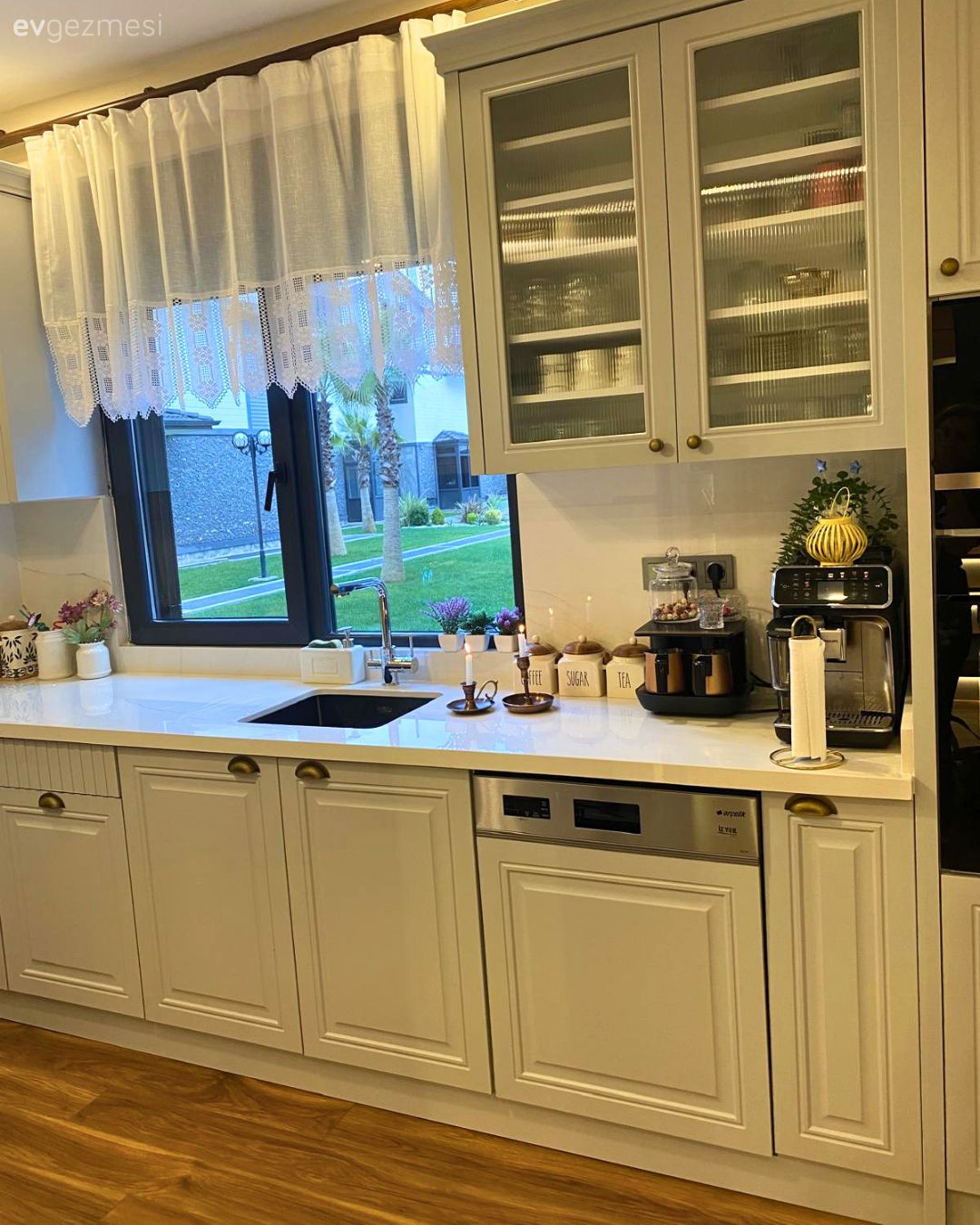 Mutfak, Country, Beyaz, Bej, Shaker kapaklı dolaplar, Cam kapaklı dolap, Porselen tezgah, Mutfak tezgahı, Mutfak tezgah arası, Eviye , Mutfak tülü, Mutfak perdesi, Mutfak aksesuarları