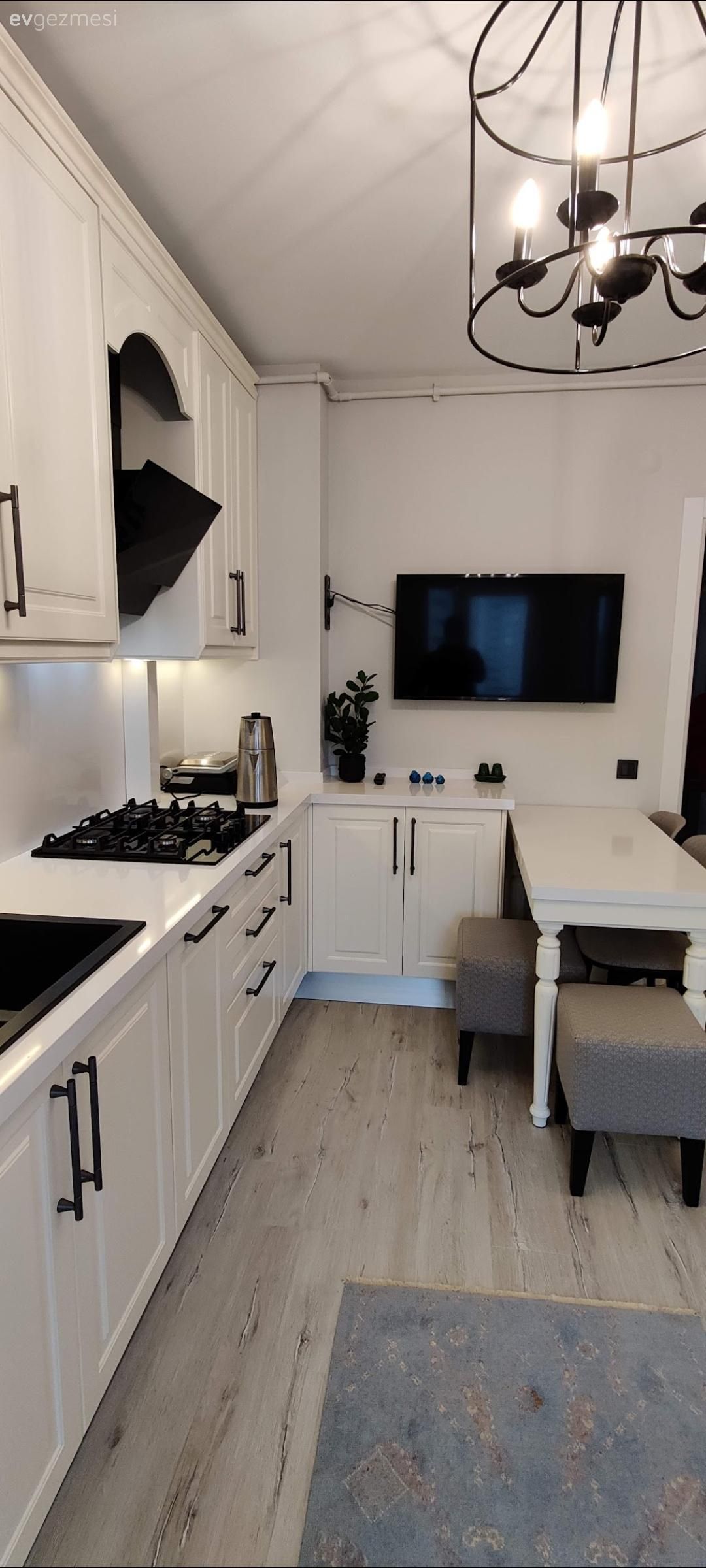 Mutfak, Beyaz, Beyaz mutfak, Siyah, Mutfak tezgahı, Mutfak tezgah arası, Tezgah arası seramik, Mutfak perdesi, Davlumbaz, Ankastre, Mutfak masası, Sandalye, Shaker kapaklı dolaplar, Gri, Mutfak halısı, Mutfak Avize Modelleri, Mutfak televizyonu