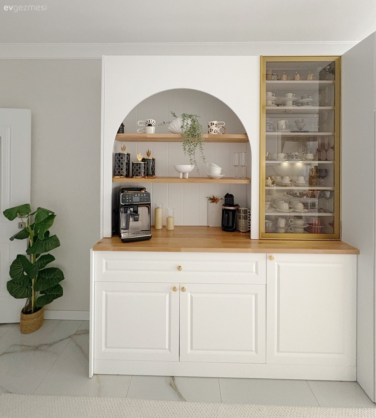 Kahve köşesi, Beyaz, Ahşap mutfak tezgahı, Mutfak tezgahı, Duvar rafı, Duvar dekorasyonu, Dekoratif Objeler, Ev bitkisi