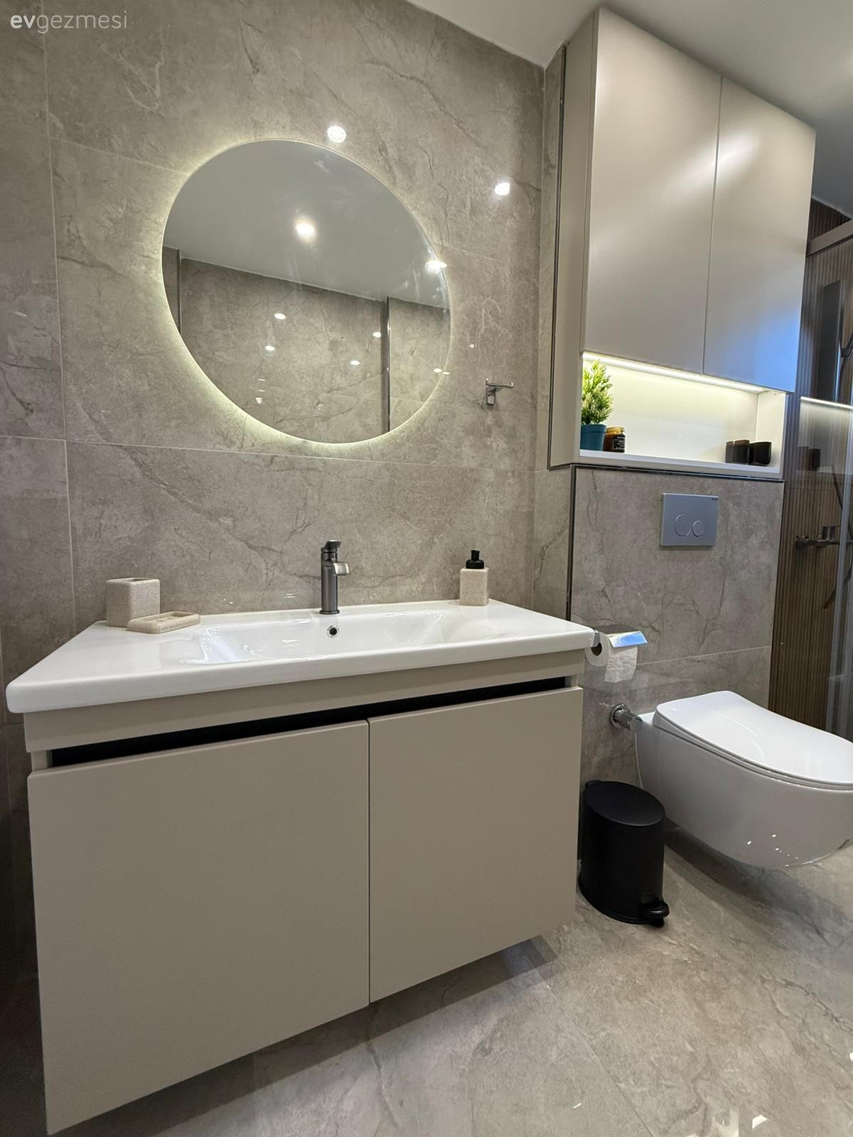 Banyo, Modern, Bej, Beyaz, Banyo dolabı, Banyo aksesuarları, Banyo aynası, Duşakabin, Banyo seramikleri, Led aydınlatma, Aydınlatma, Duvar Nişleri