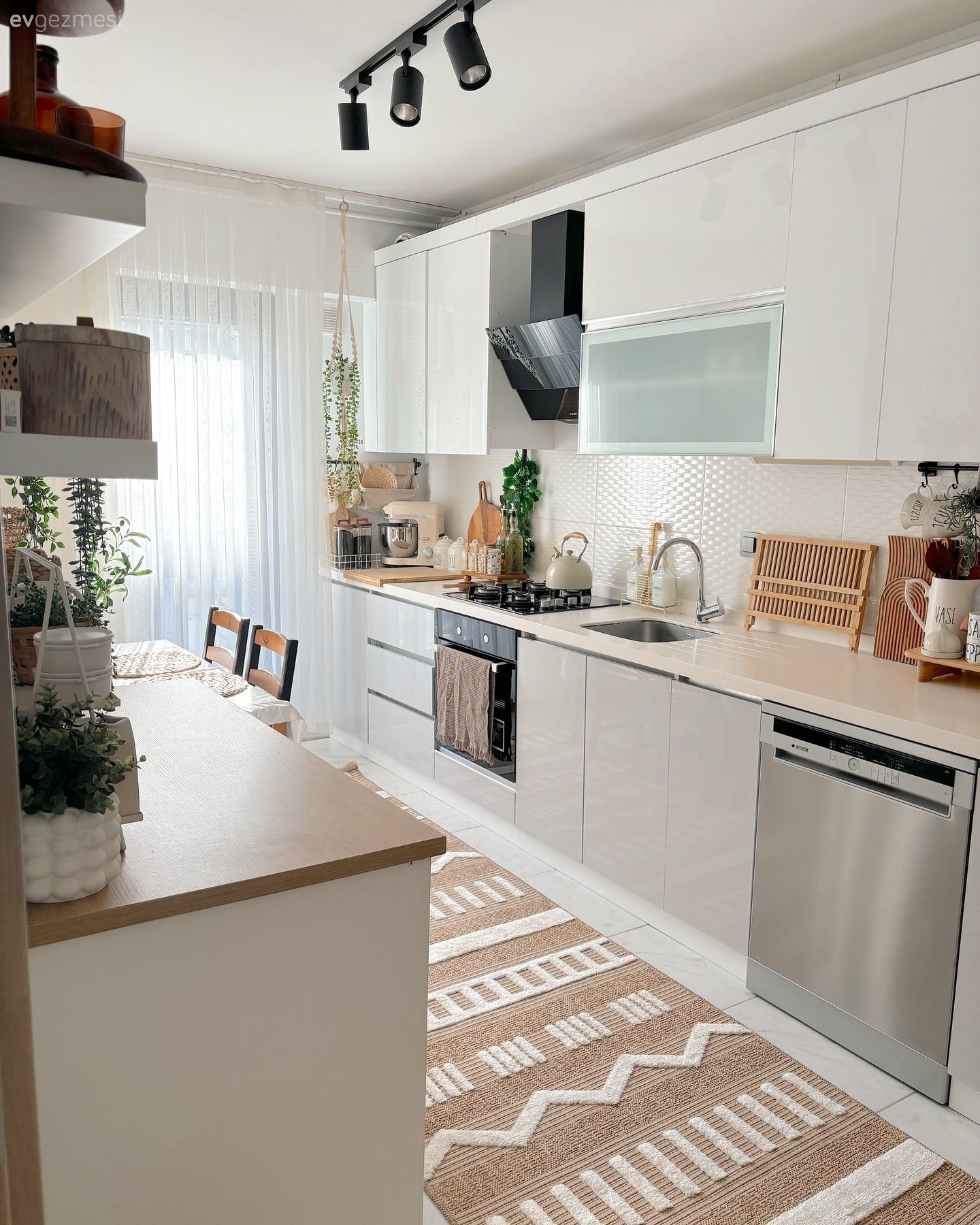 Beyazın Ferahlığını Kahverengi Tonları ile Buluşturan Bir Ev!