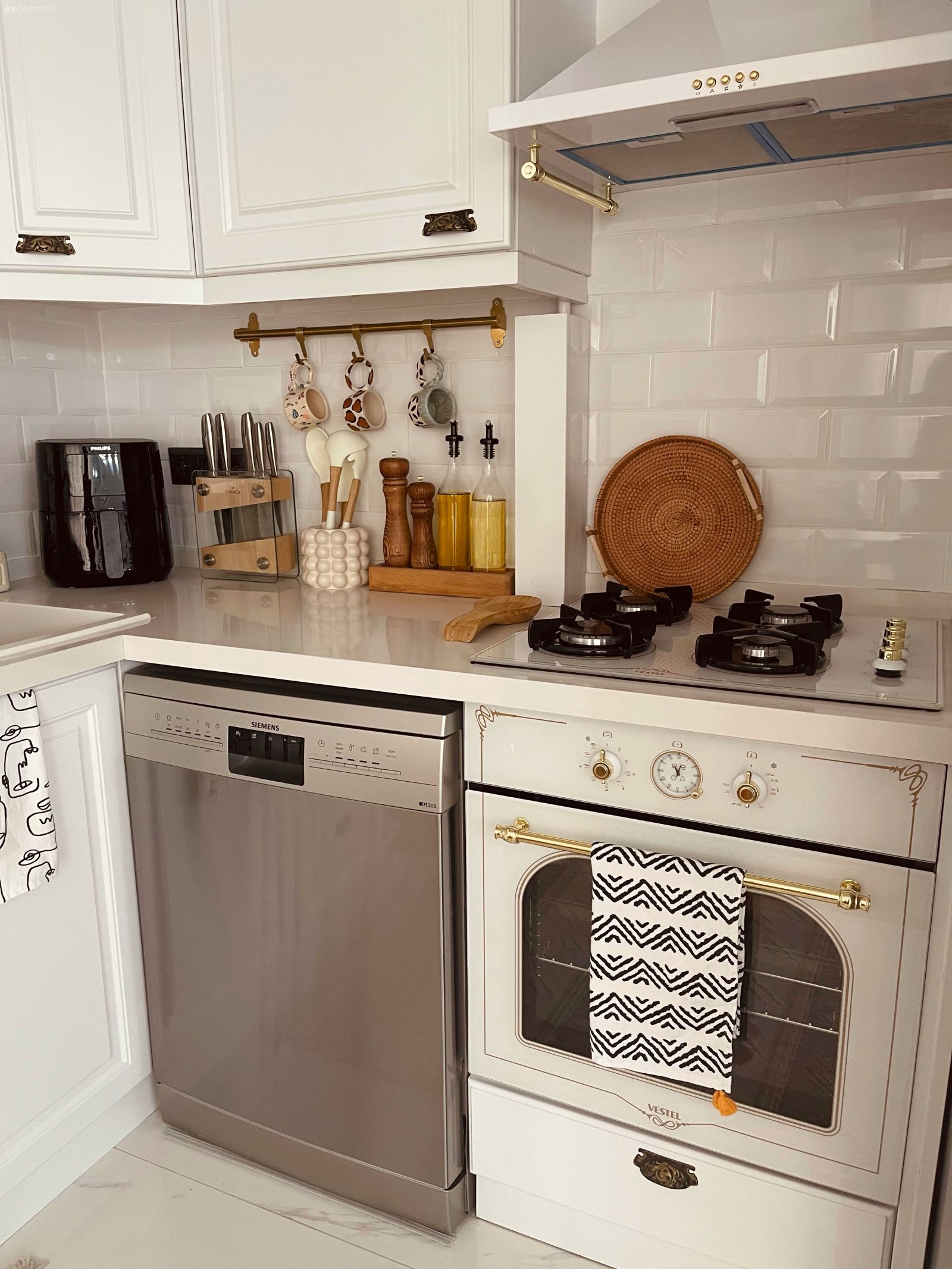 Beyaz, Mutfak, Country mutfak, Metro seramik, Seramik, Shaker kapaklı dolaplar, Mutfak tezgahı, Mutfak tezgah arası, Tezgah arası seramik, Mutfak aksesuarları