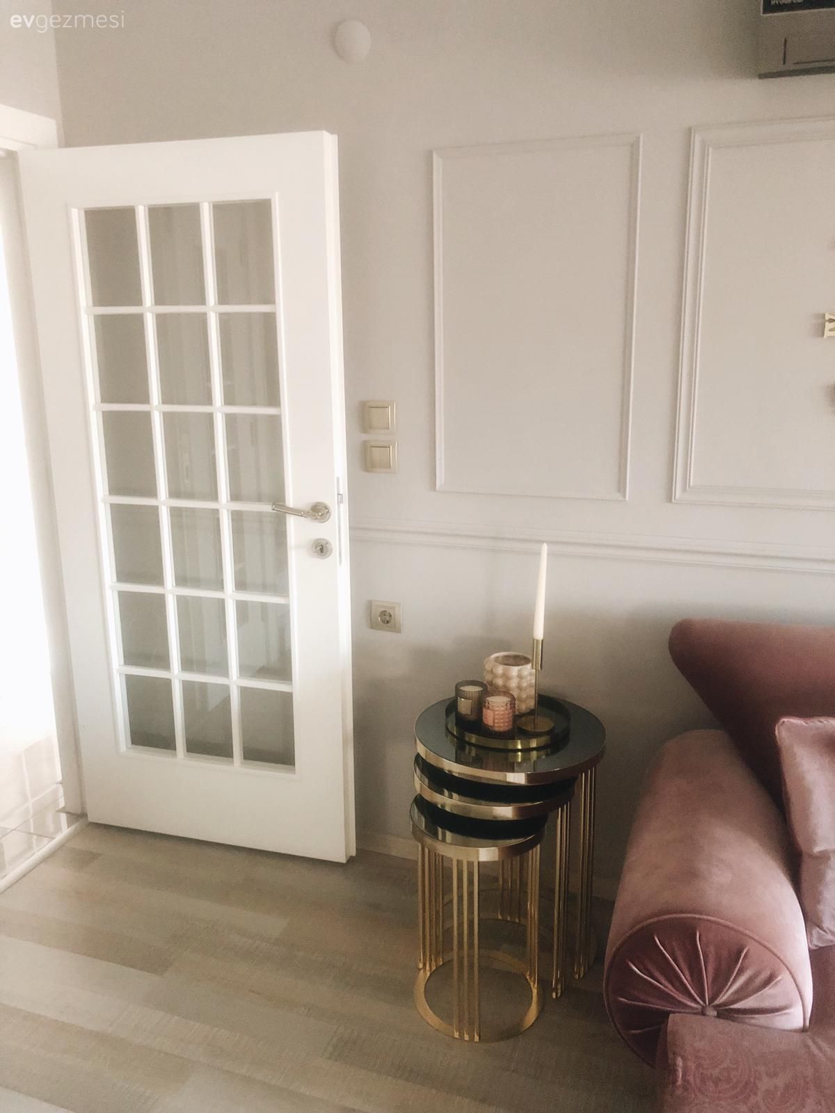 Salon, Beyaz, Pudra pembe, Halı, Salon halısı, Duvar çıtalama, Koltuk takımı, Kırlent, Ev tekstili, Sehpa, Metal ayaklı sehpa, Ev Aksesuar, Sehpa üstü aksesuarı, Altın, Siyah, Zigon sehpa, Kapı , Beyaz kapı