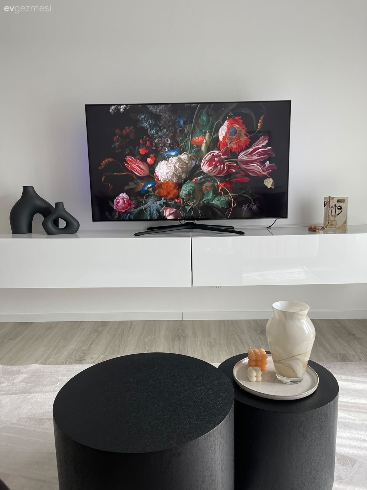 Beyaz, Siyah, Tv ünitesi, Tv ünitesi aksesuarları, Ev Aksesuar, Orta sehpa, Sehpa, Halı, Salon halısı, Yuvarlak sehpa