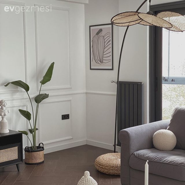 Duvar çıtalama, Ev bitkisi, Saksı, Koltuk takımı, Hasır puf, Parke, Kahverengi, Gri, Beyaz