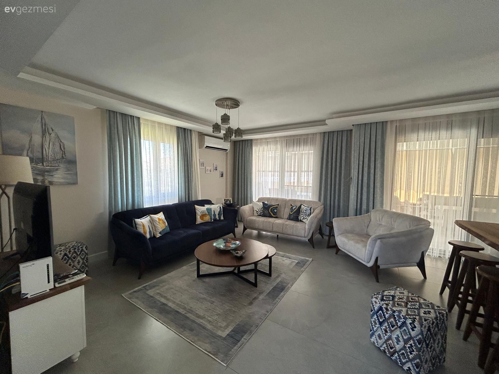 Salon, Açık konsept yaşam alanı, Amerikan Mutfak, Mutfak, Beyaz, Mavi, Koltuk takımı, Fon perde, Perde, Tül perde, Orta sehpa, Sehpa, Bar masa & sandalyeleri, Avize, Aydınlatma, Mutfak tezgahı, Mutfak tezgah arası, Halı, Berjer