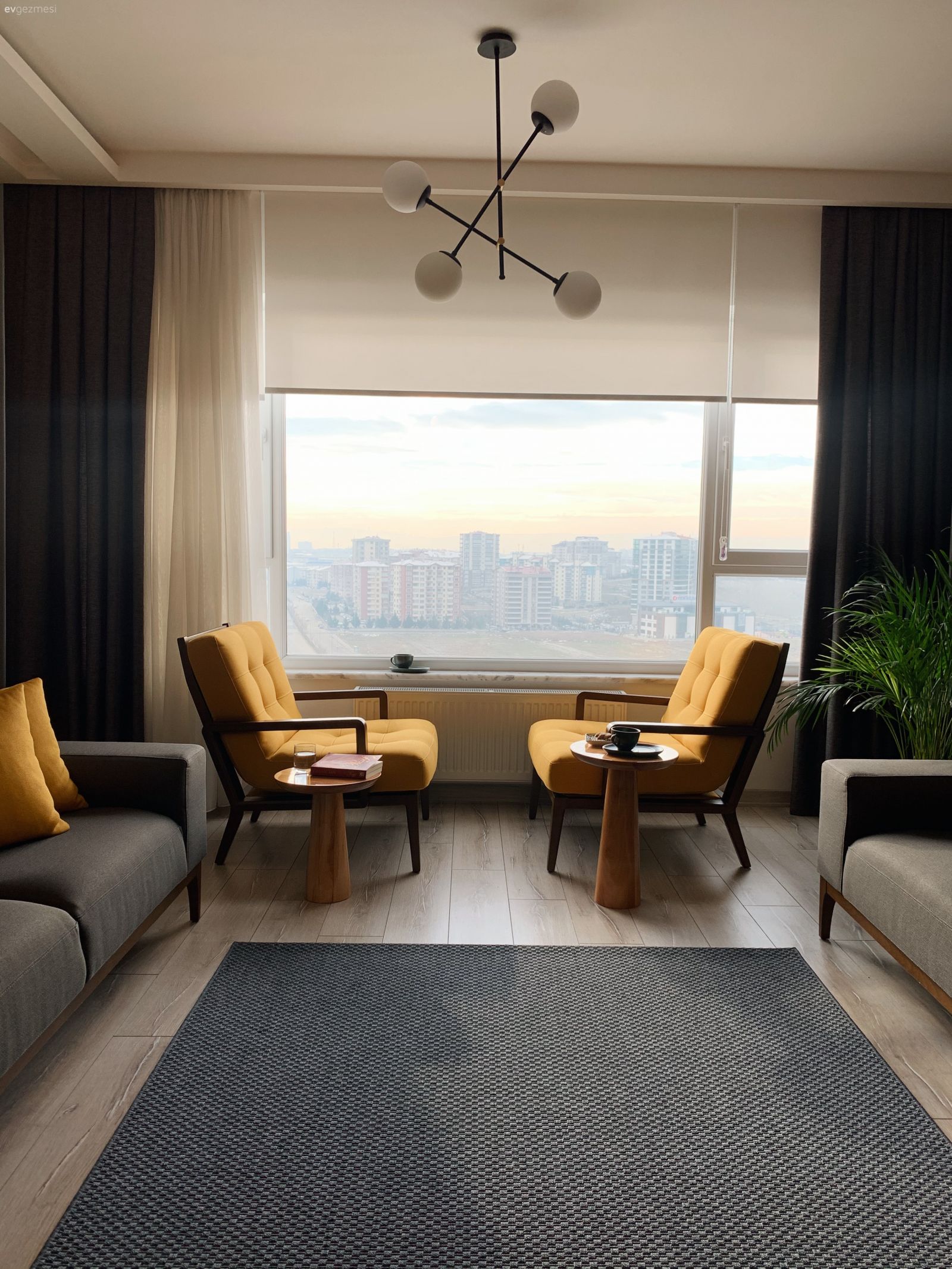 Salon, Gri, Sarı, Modern, Hardal, Koltuk takımı, Berjer, Halı, Salon halısı, Fon perde, Perde, Tül perde, Avize, Aydınlatma, Salon avizesi