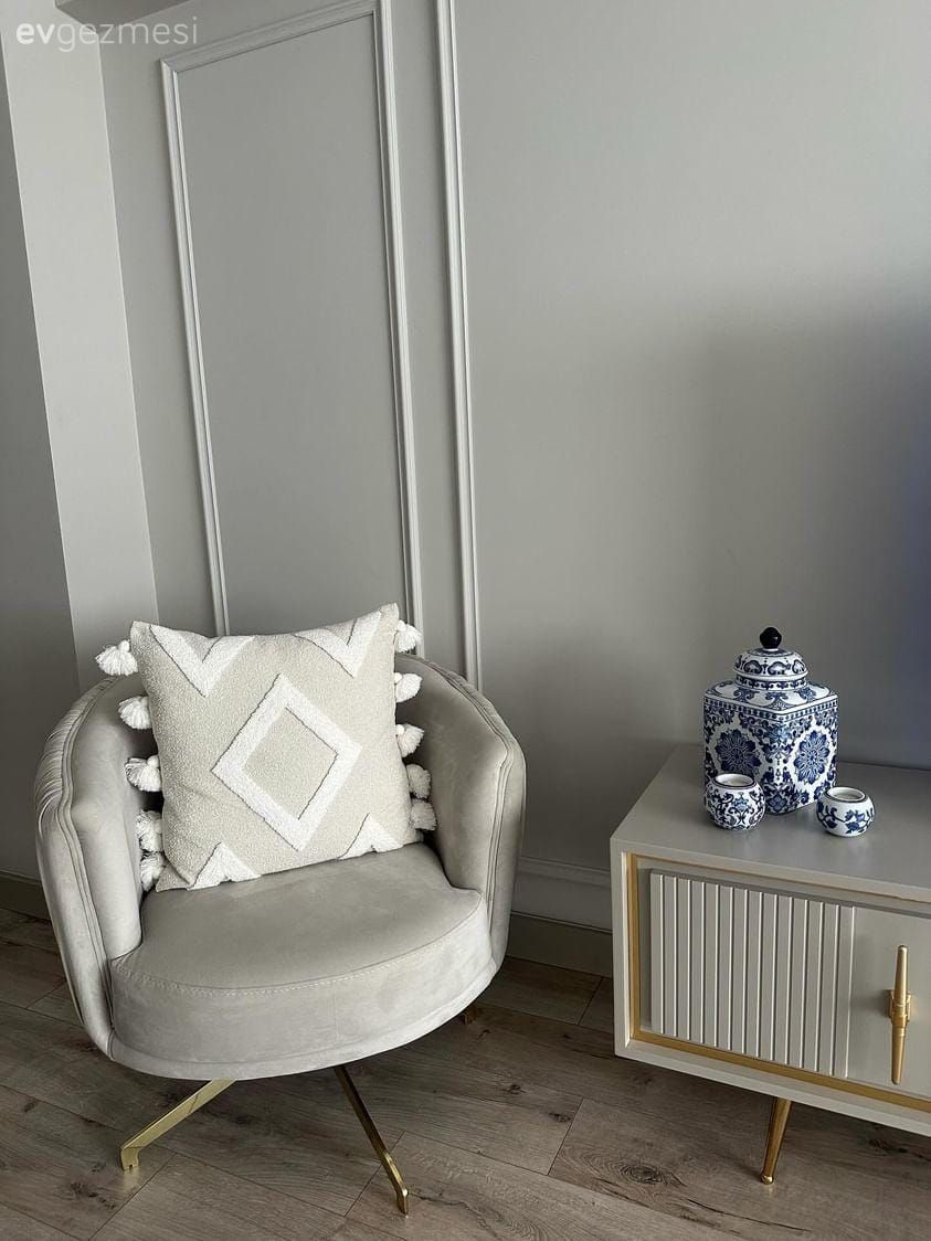 Gri duvar, Duvar çıtalama, Berjer, Beyaz, Bej, Tv ünitesi, Parke, Kırlent, Ev tekstili