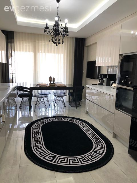 Mutfak, Büyük mutfak, Beyaz, Siyah, Kulpsuz mutfak dolabı, Mutfak tezgahı, Mutfak tezgah arası, Mutfak perdesi, Fon perde, Perde, Tül perde, Mutfak Avize Modelleri, Avize, Aydınlatma, Oval halı, Halı, Mutfak halısı, Geometrik desen, Desenler, Mutfak masası, Sandalye, Supla, Ev Aksesuar, Ankastre, Modern mutfak