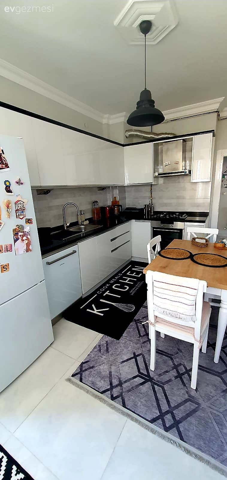 Mutfak, Beyaz, Siyah, Tül perde, Perde, Halı, Sandalye, Mutfak masası, Sarkıt, Aydınlatma
