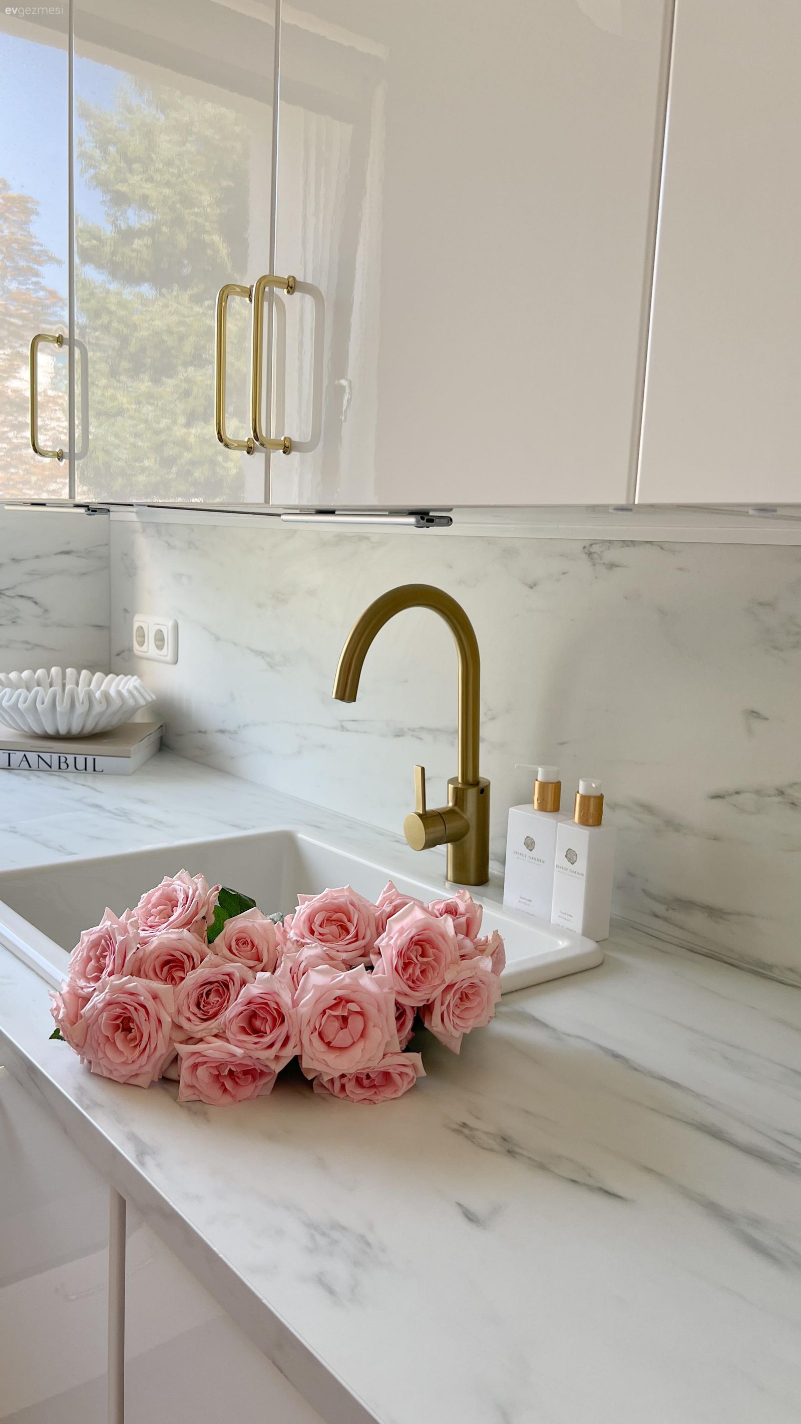 Beyazlara Aşık Bu Evde Yumuşak Hatlar Belirgin