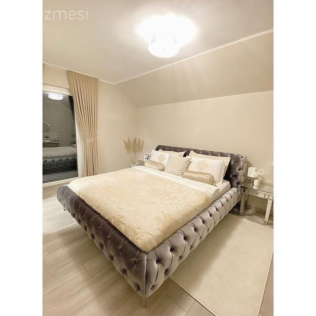 Yatak Odası, Gri, Bej, Krem, Kapitone yatak başlığı, Yatak örtüsü, Halı, Fon perde, Perde, Yatak odası avizesi, Komodin