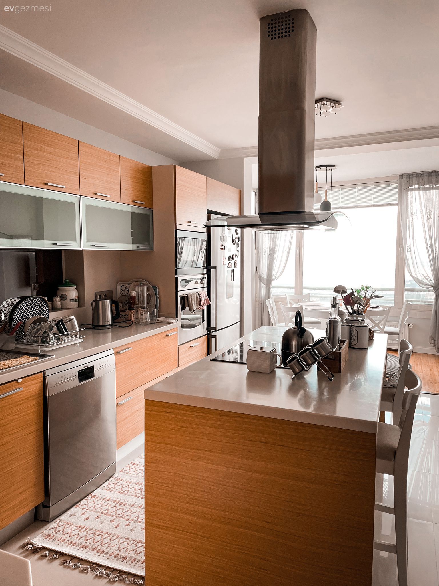 Bu Uyumlu Evde Duvarların Boş Durmasına Göz Yumulmamış