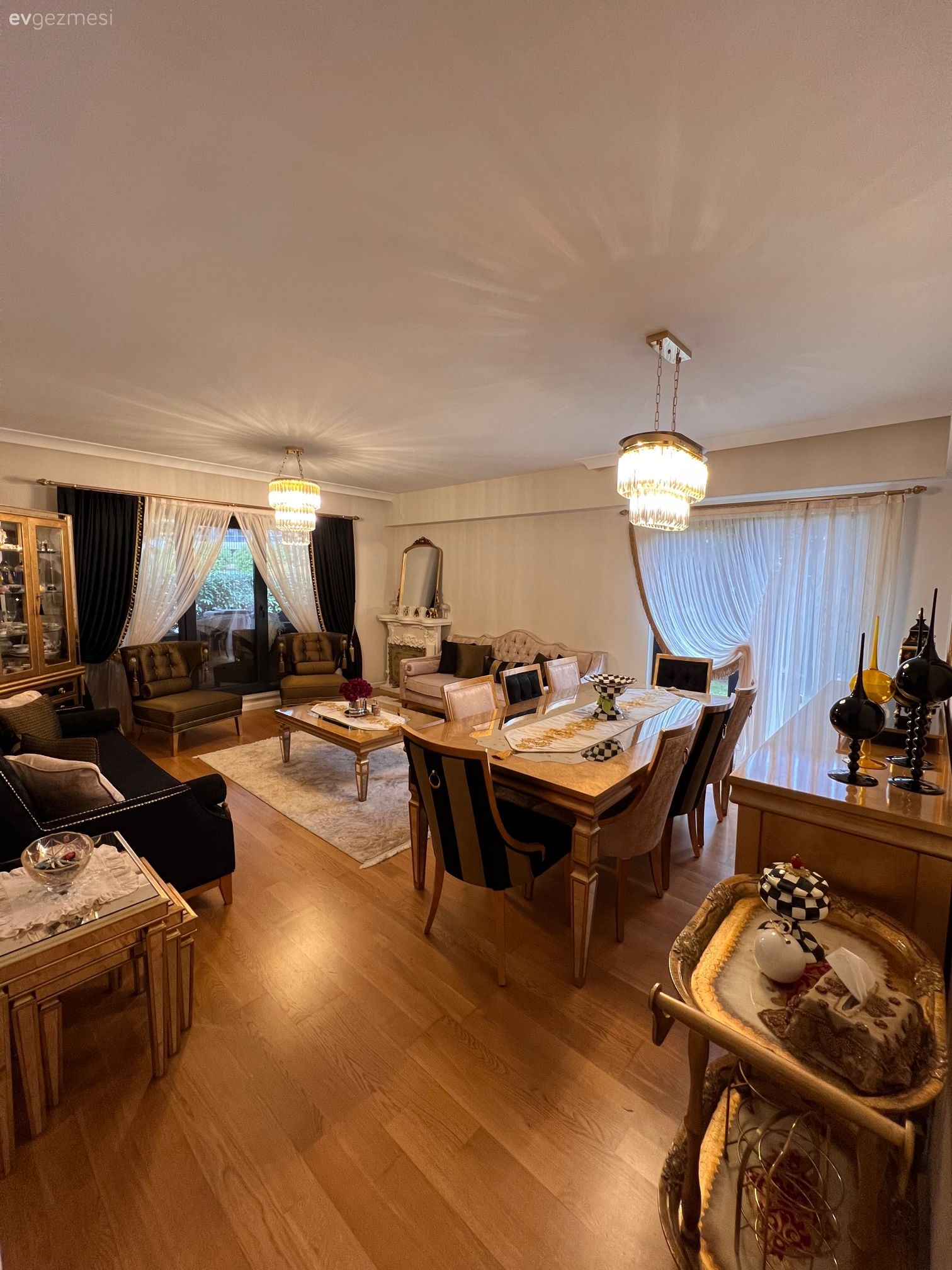 Salon, Siyah, Antrasit  , Füme, Beyaz, Fon perde, Perde, Tül perde, Orta sehpa, Sehpa, Halı, Salon halısı, Avize, Aydınlatma, Salon avizesi, Vitrin, Sandalye, Yemek masası