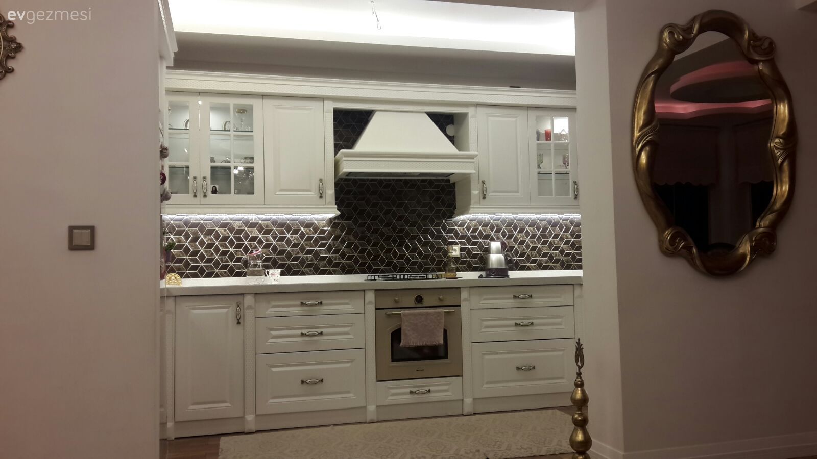 Bu İhtişamlı Evin Kalbi Avangart Diye Atıyor!