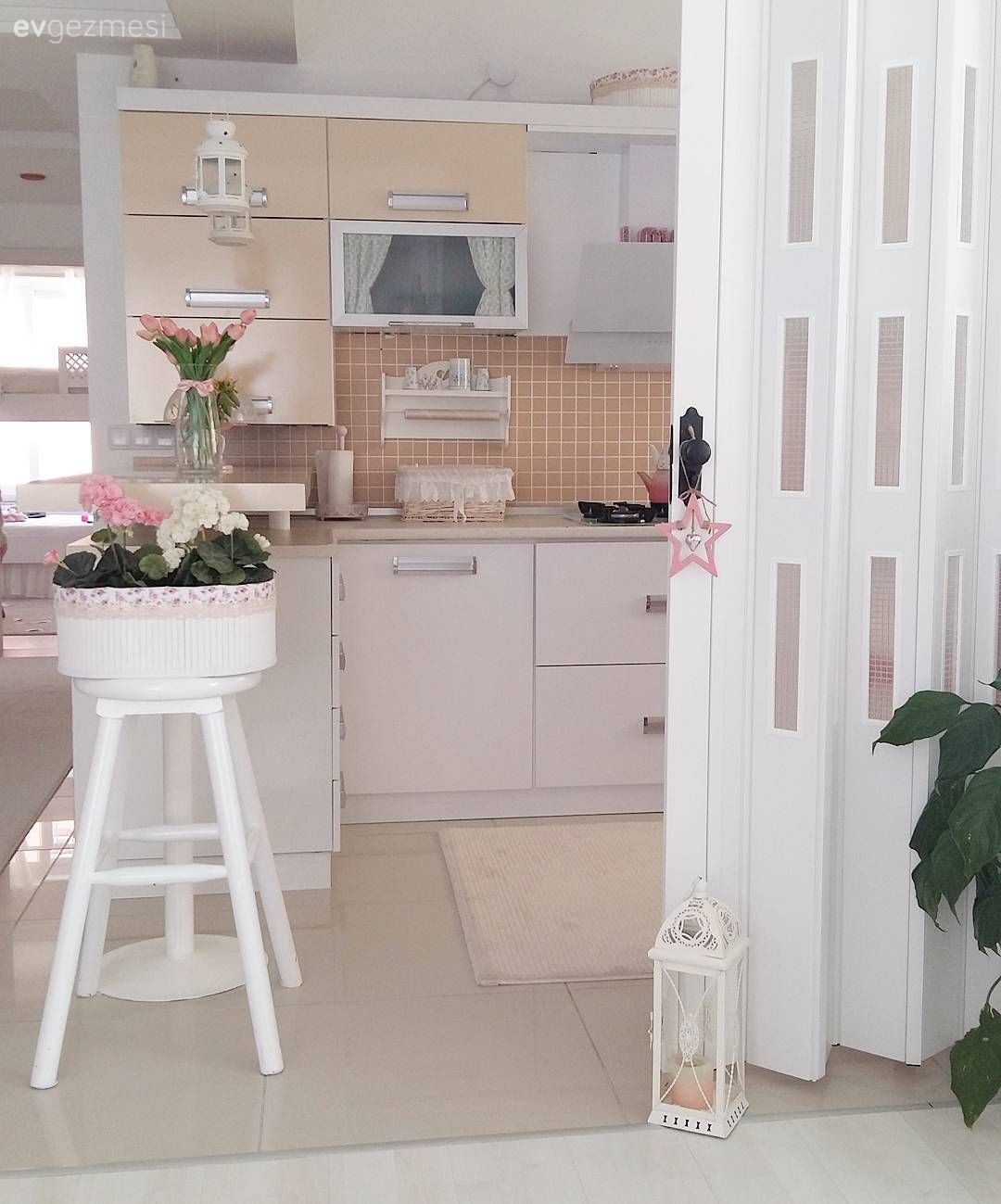 Mutfak, Amerikan Mutfak, Country mutfak, Beyaz, Krem, Mutfak tezgahı, Mutfak tezgah arası, Ev bitkisi, Çiçeklik, Çiçekler