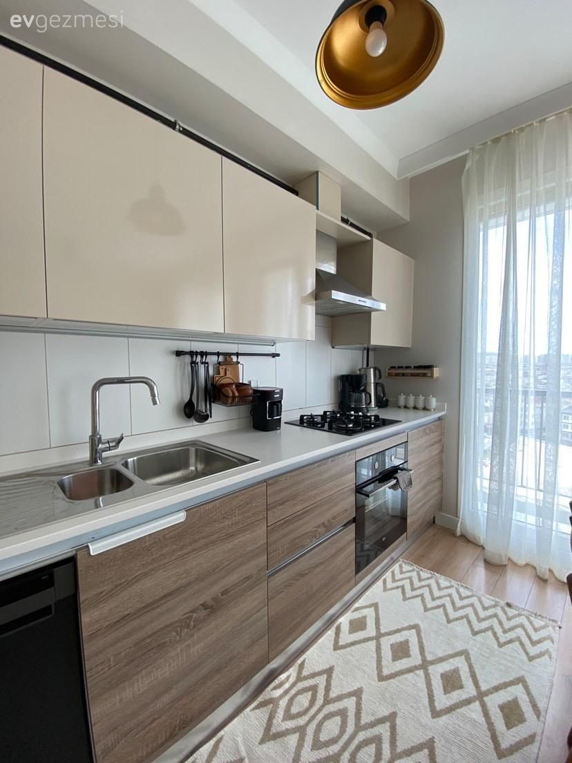 Mutfak, Kahverengi, Krem, Beyaz, Tül perde, Perde, Mutfak halısı, Mutfak tezgahı, Mutfak tezgah arası