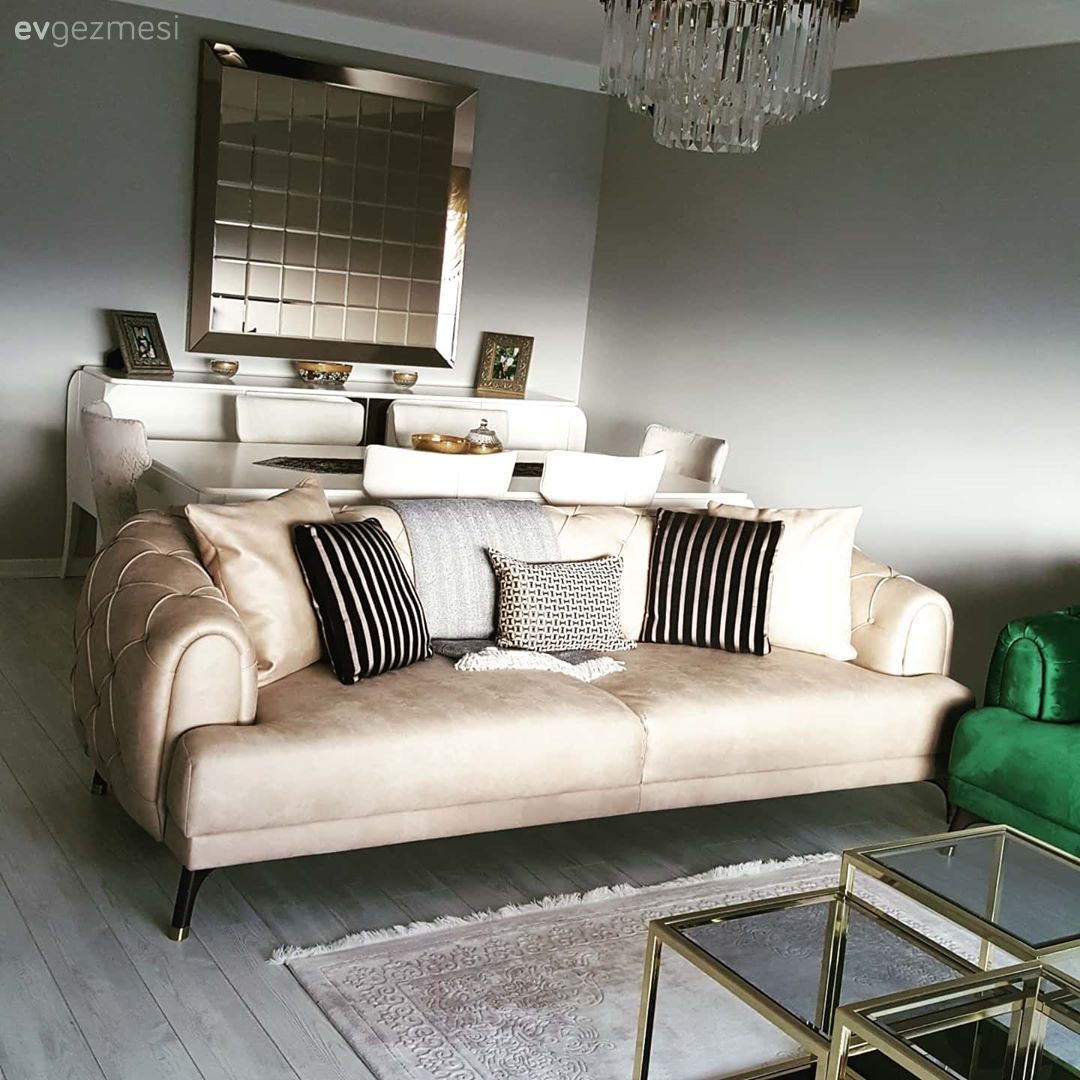 Salon, Klasik, Krem, Zümrüt yeşili, Altın, Art deko, Koltuk takımı, Yemek masası, Sandalye, Ayna, Kırlent, Ev tekstili, Orta sehpa, Sehpa, Avize, Aydınlatma, Salon avizesi, Konsol, Konsol üzeri dekoratif objeleri, Çizgili desen, Desenler