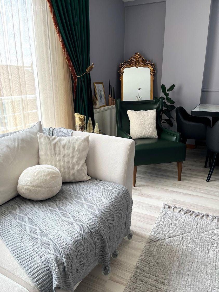 Gri duvar, Duvar çıtalama, Beyaz, Yeşil, Fon perde, Perde, Tül perde, Koltuk takımı, Beyaz koltuk, Gri, Berjer, Boy aynası, Ayna, Halı