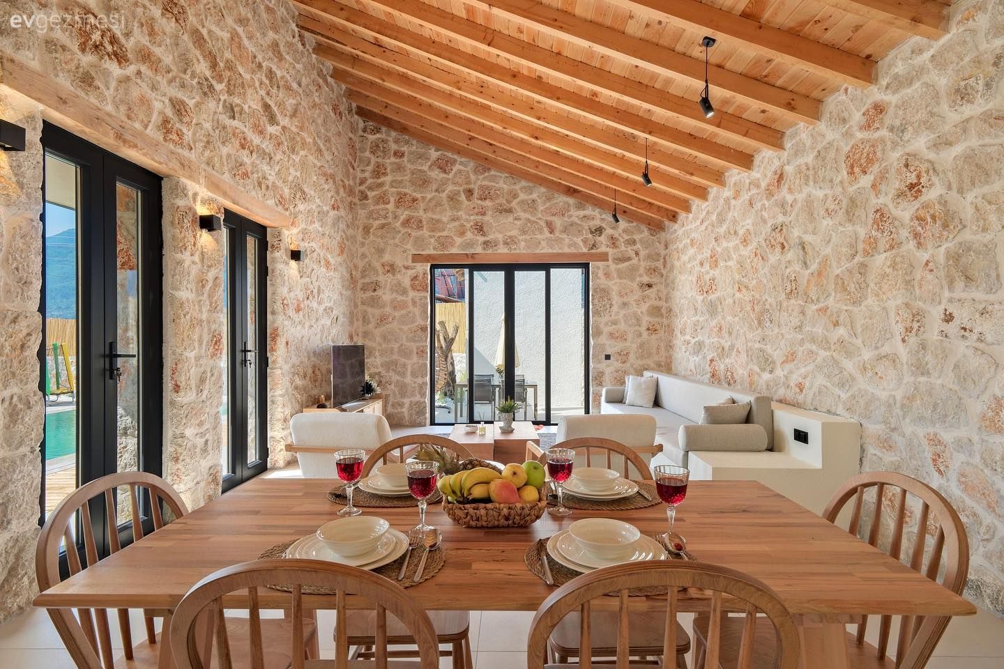 Taş ev, Salon, Açık konsept yaşam alanı, Sandalye, Yemek masası, Ahşap Mobilya