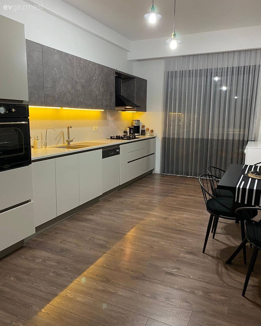 Mutfak, Beyaz, Siyah, Gri, Modern, Kulpsuz mutfak dolabı, Mutfak tezgahı, Mutfak tezgah arası, Davlumbaz, Ankastre, Tül perde, Perde, Mutfak perdesi, Sandalye, Mutfak masası