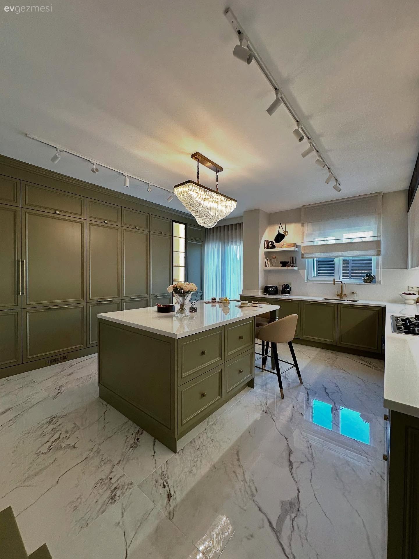 Yeşilin Belirgin Olduğu Bu Mutfakta Zıtlıkların Uyumu Var